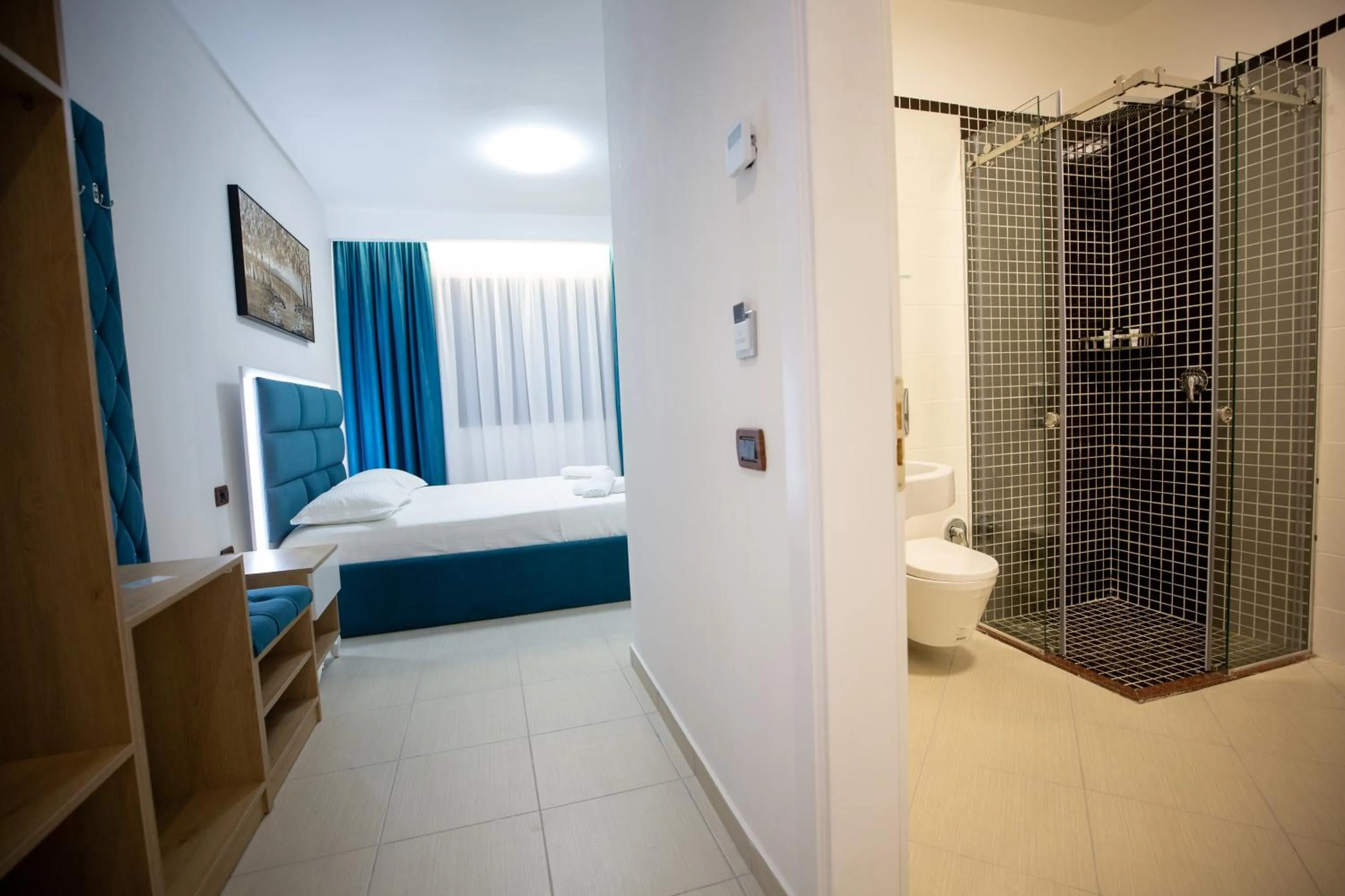 Shower, Bed in Frekel Hotel