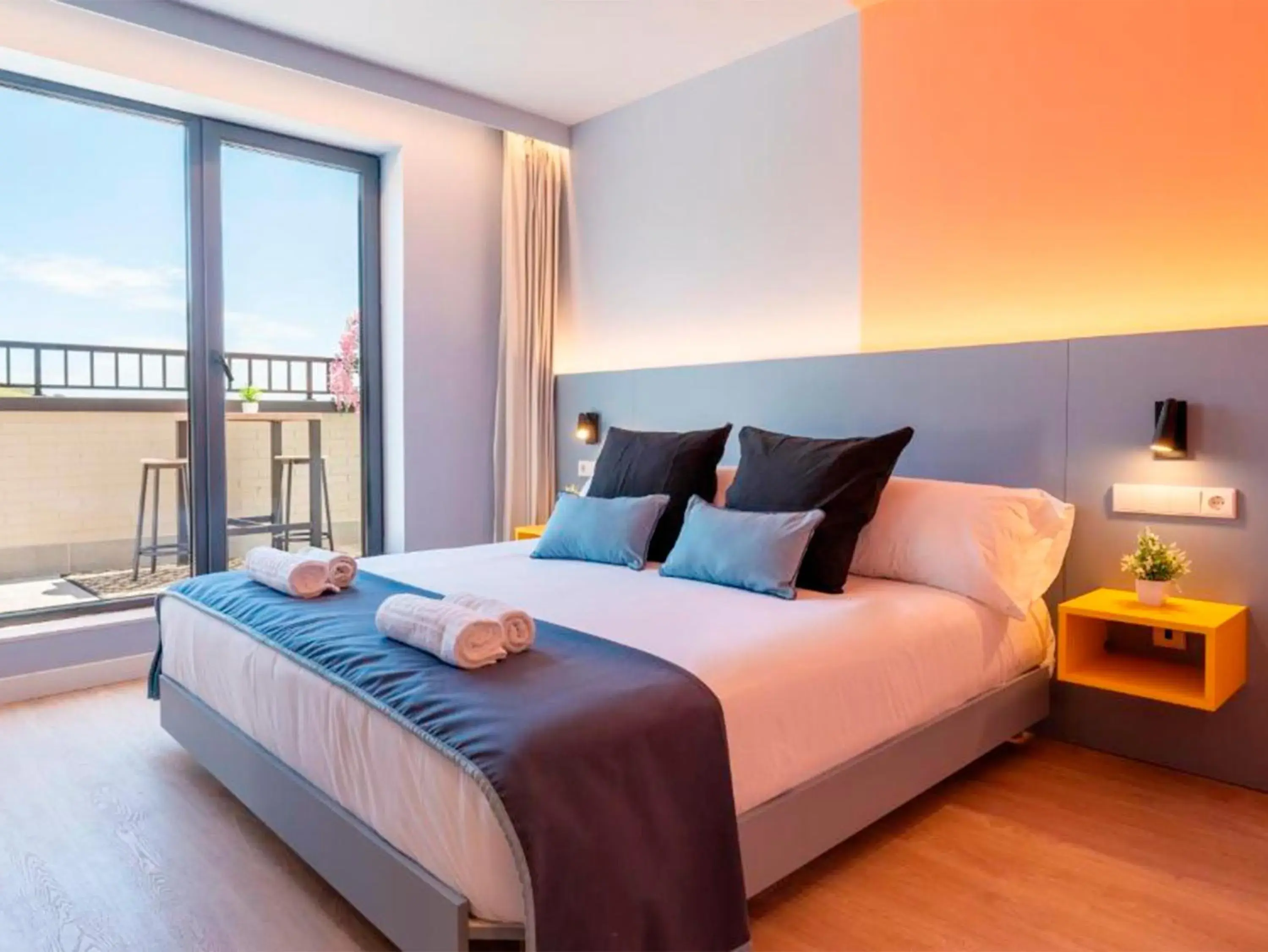 One-Bedroom Apartment with Balcony and Sea View in La marina sunset 3000 One-Bedroom Apartment with Balcony and Sea View in La marina sunset 3000