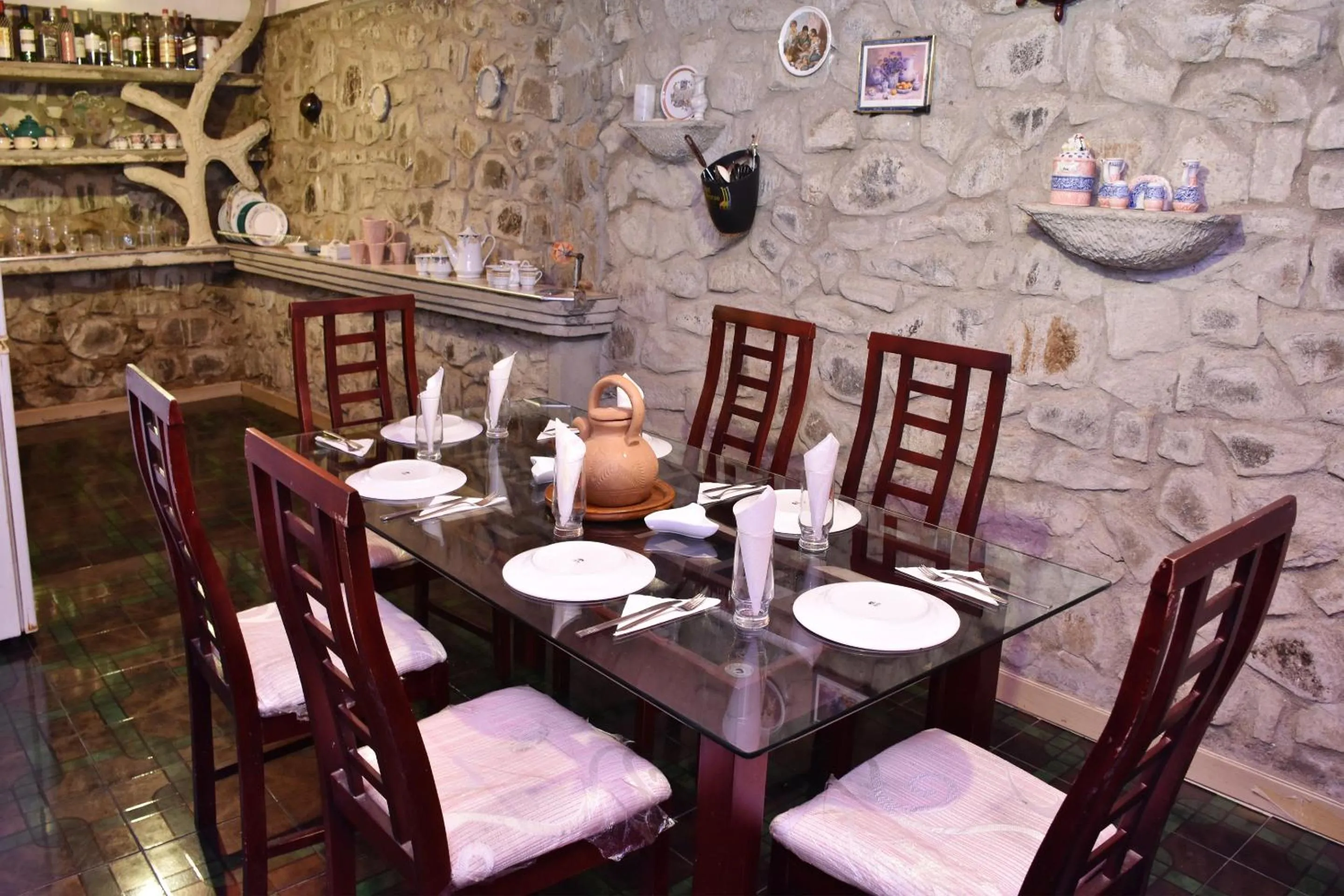 Restaurant/places to eat in Roshan Guest House