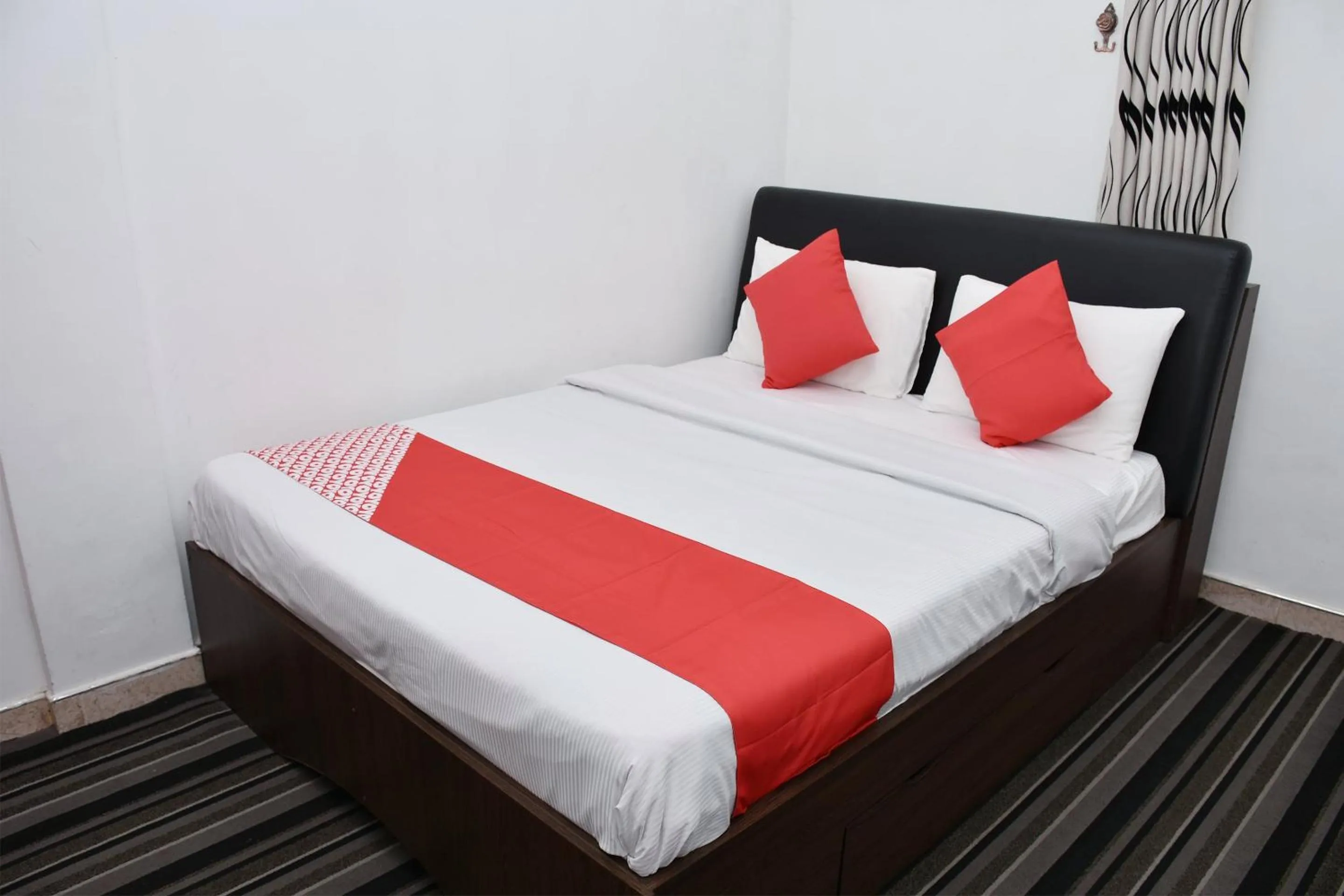 Bedroom, Bed in Roshan Guest House