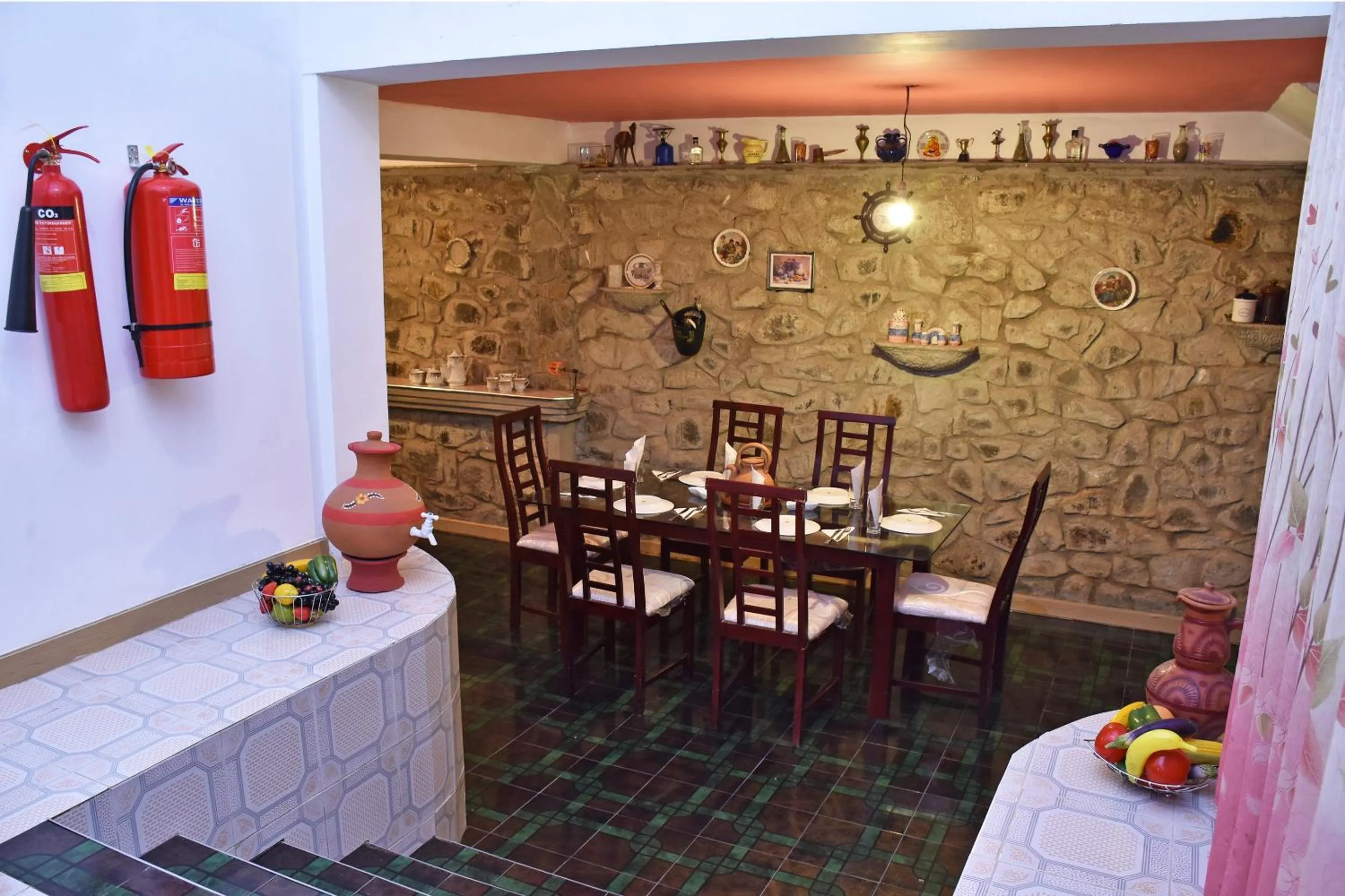 Restaurant/places to eat in Roshan Guest House