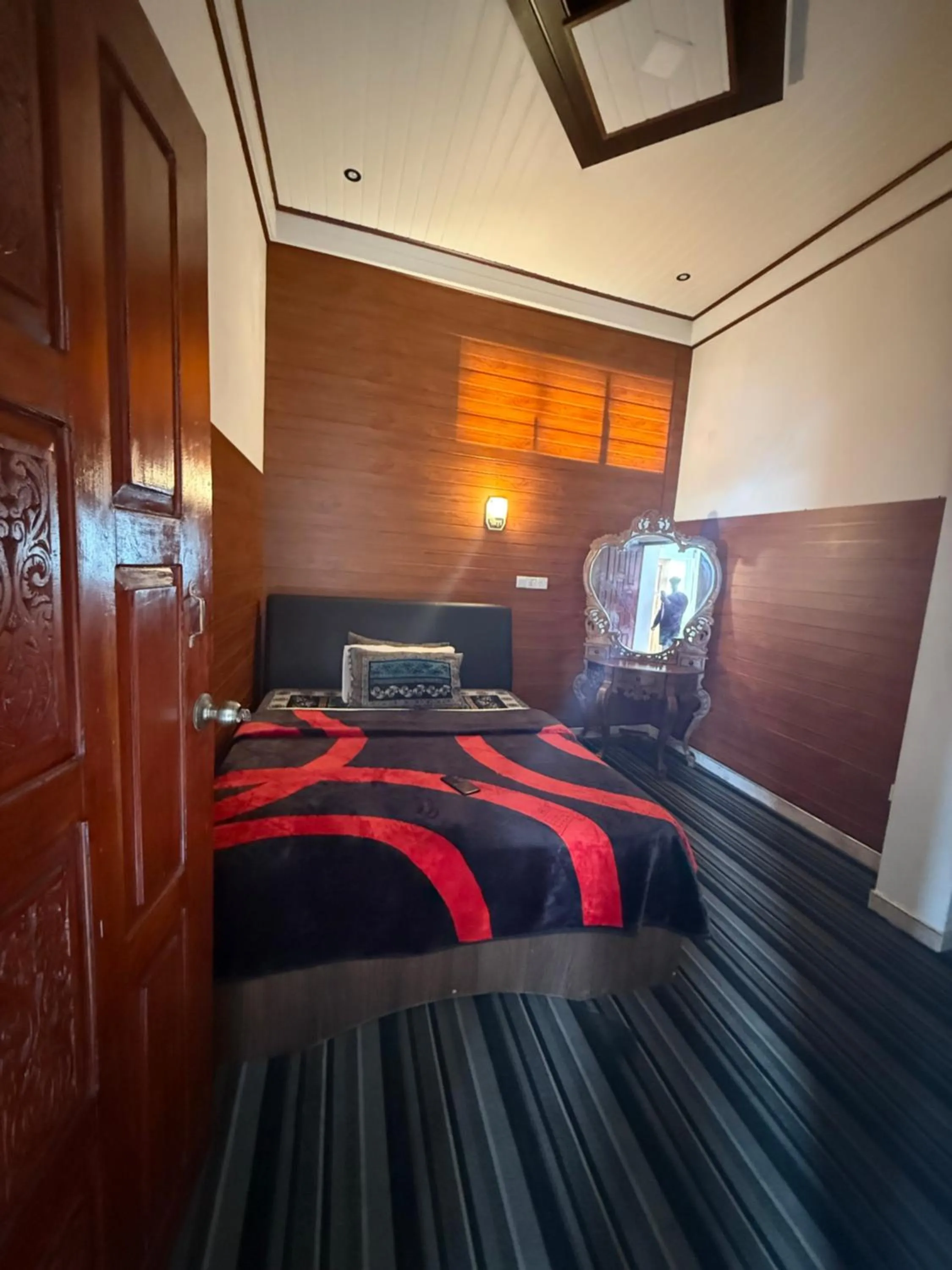 Bed in Roshan Guest House