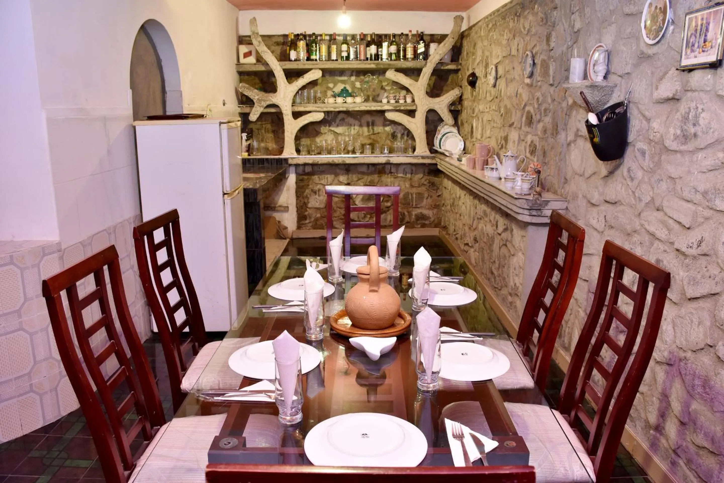 Restaurant/places to eat in Roshan Guest House