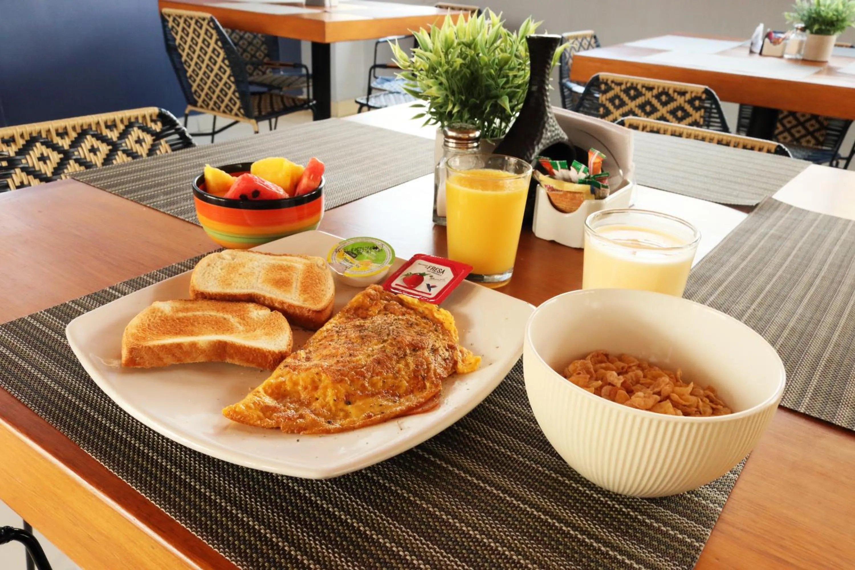 Breakfast in Hotel Lleras 10