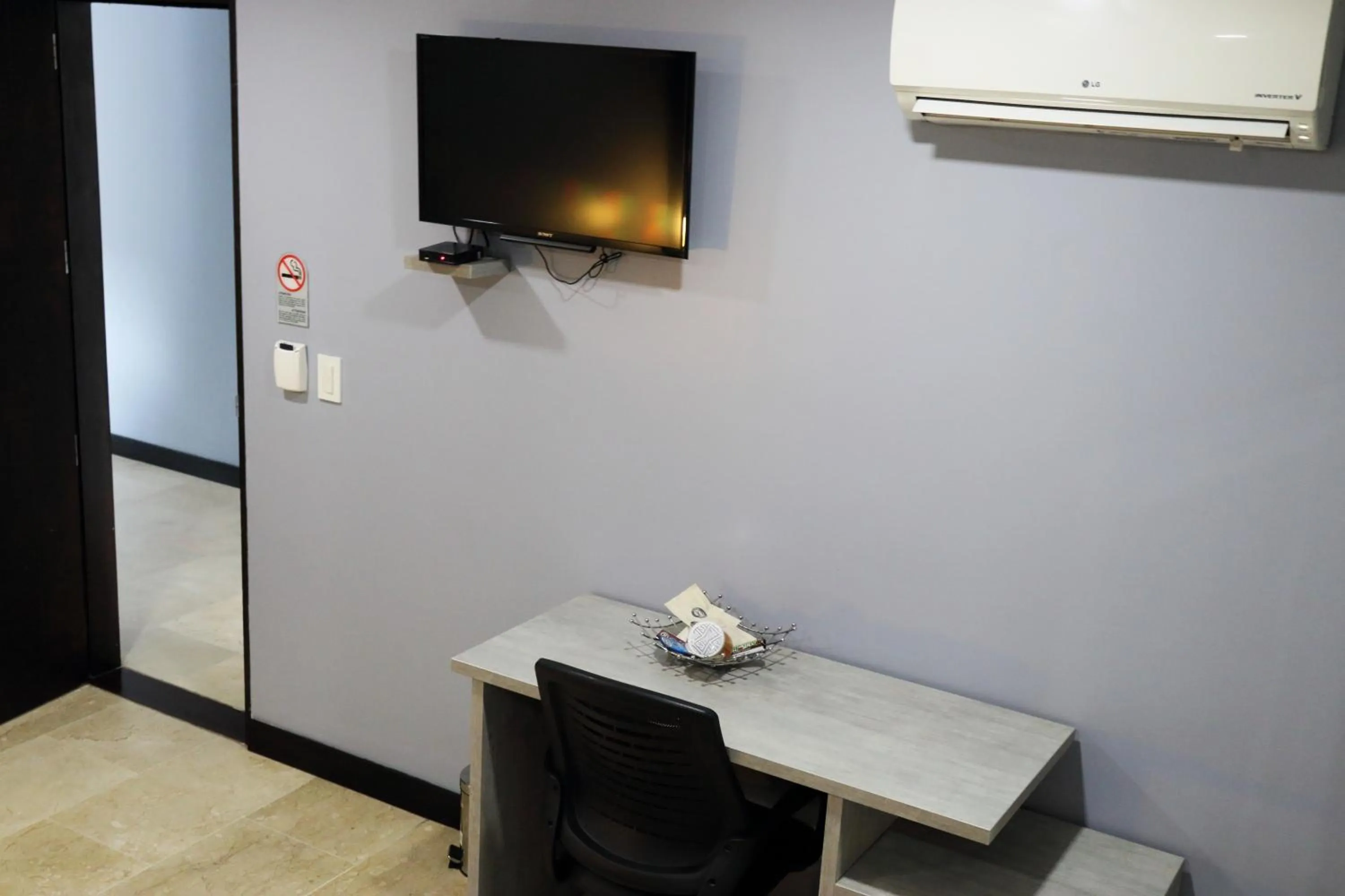 TV and multimedia in Hotel Lleras 10