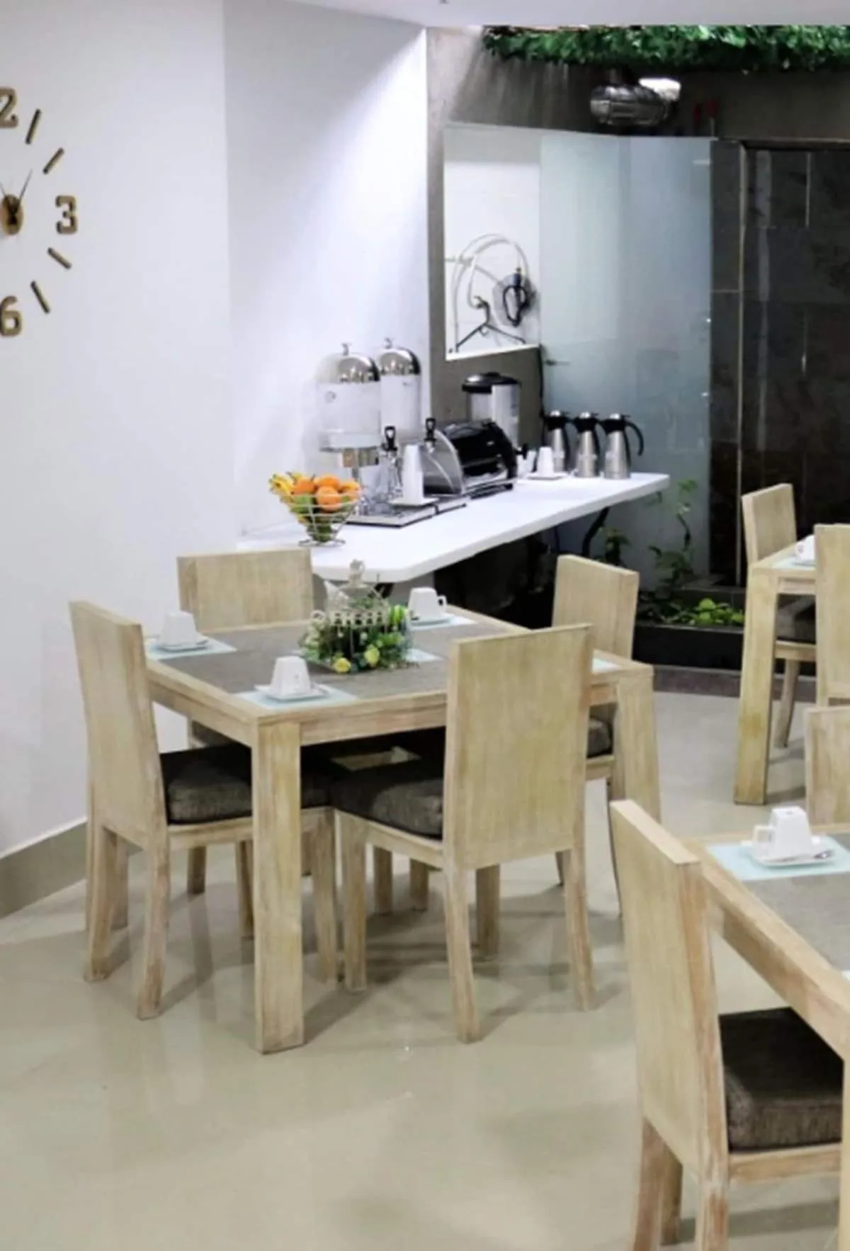 Dining area in Hotel Lleras Express