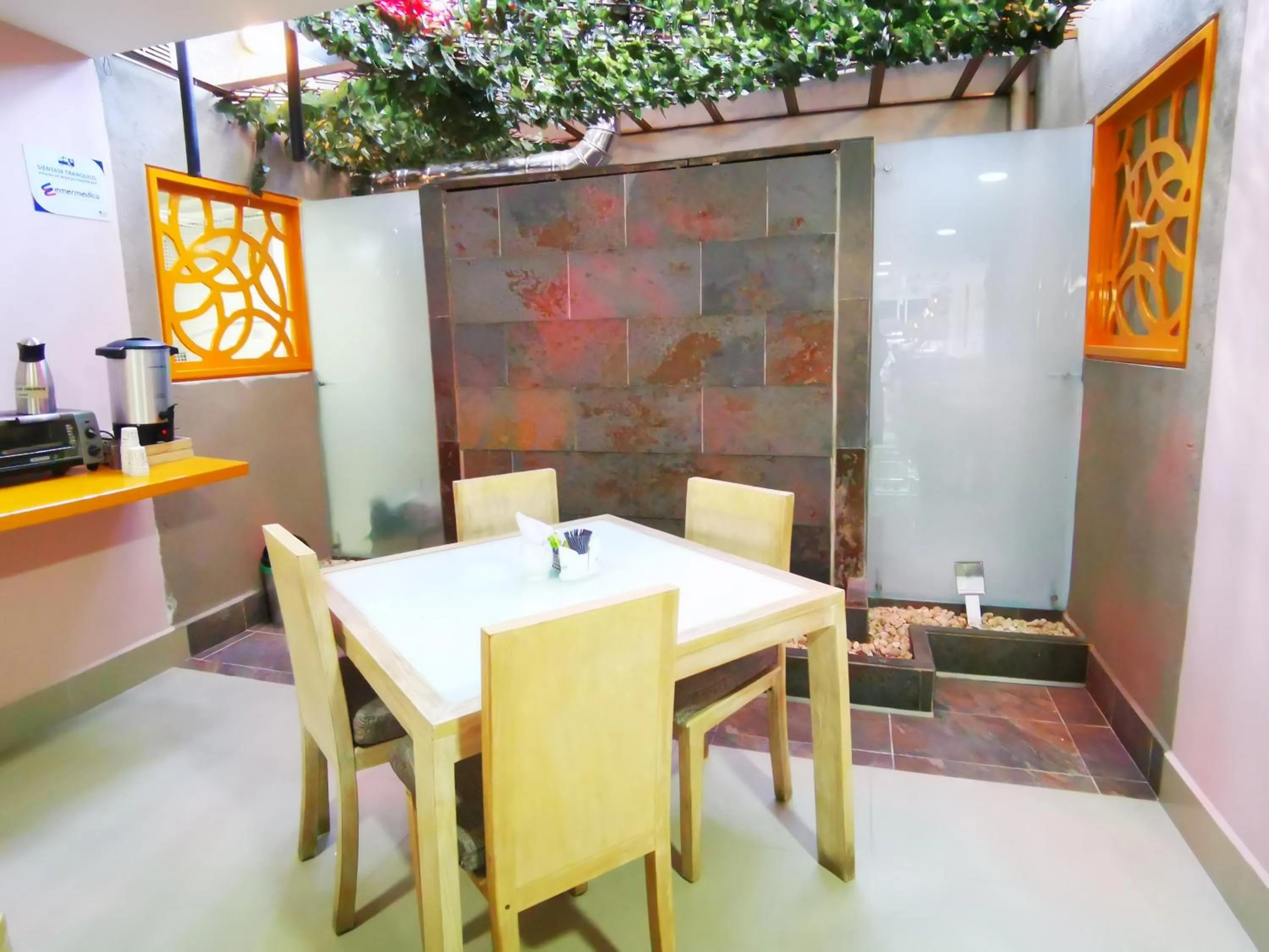 Restaurant/places to eat in Hotel Lleras Express