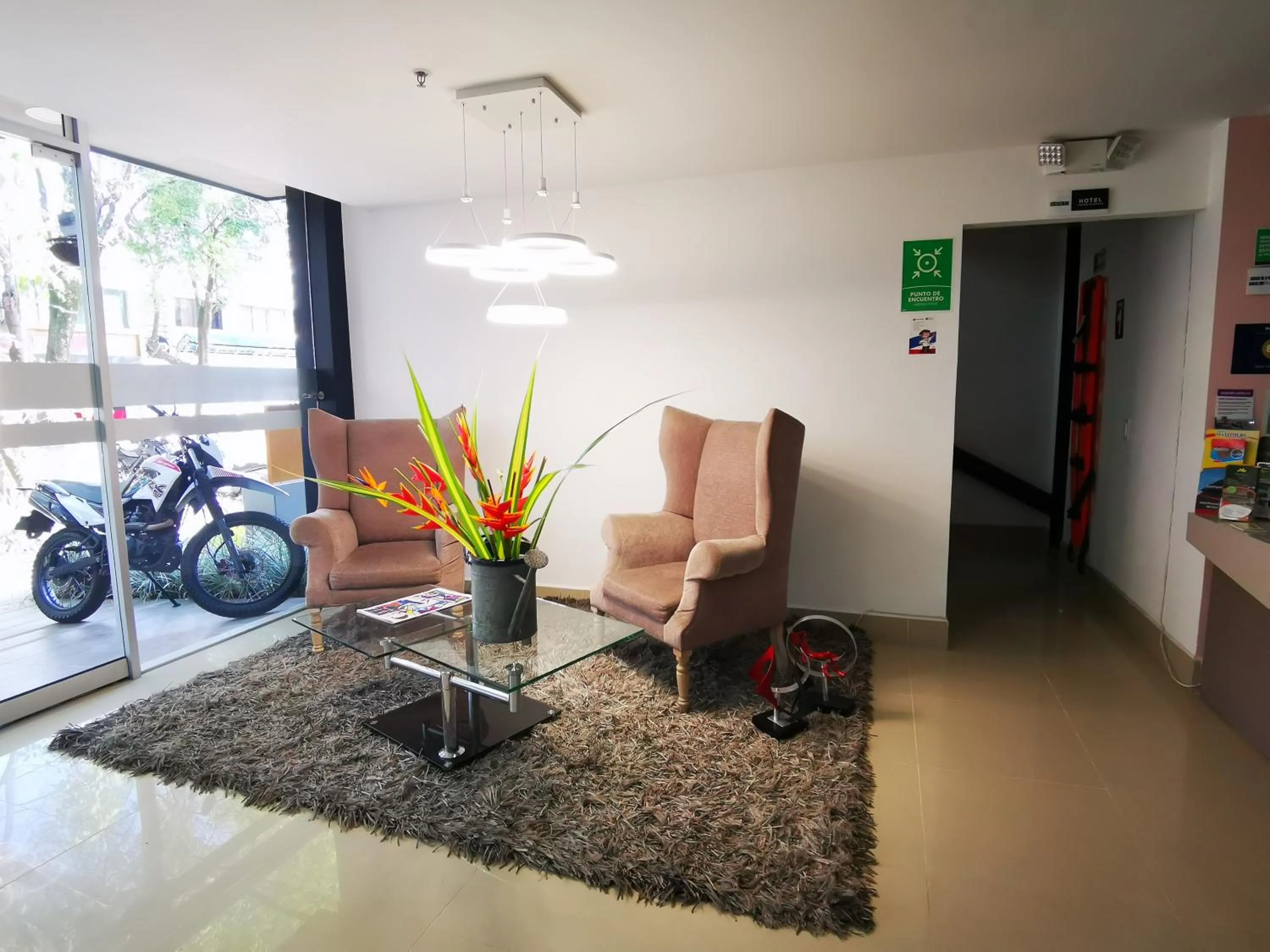 Living room in Hotel Lleras Express