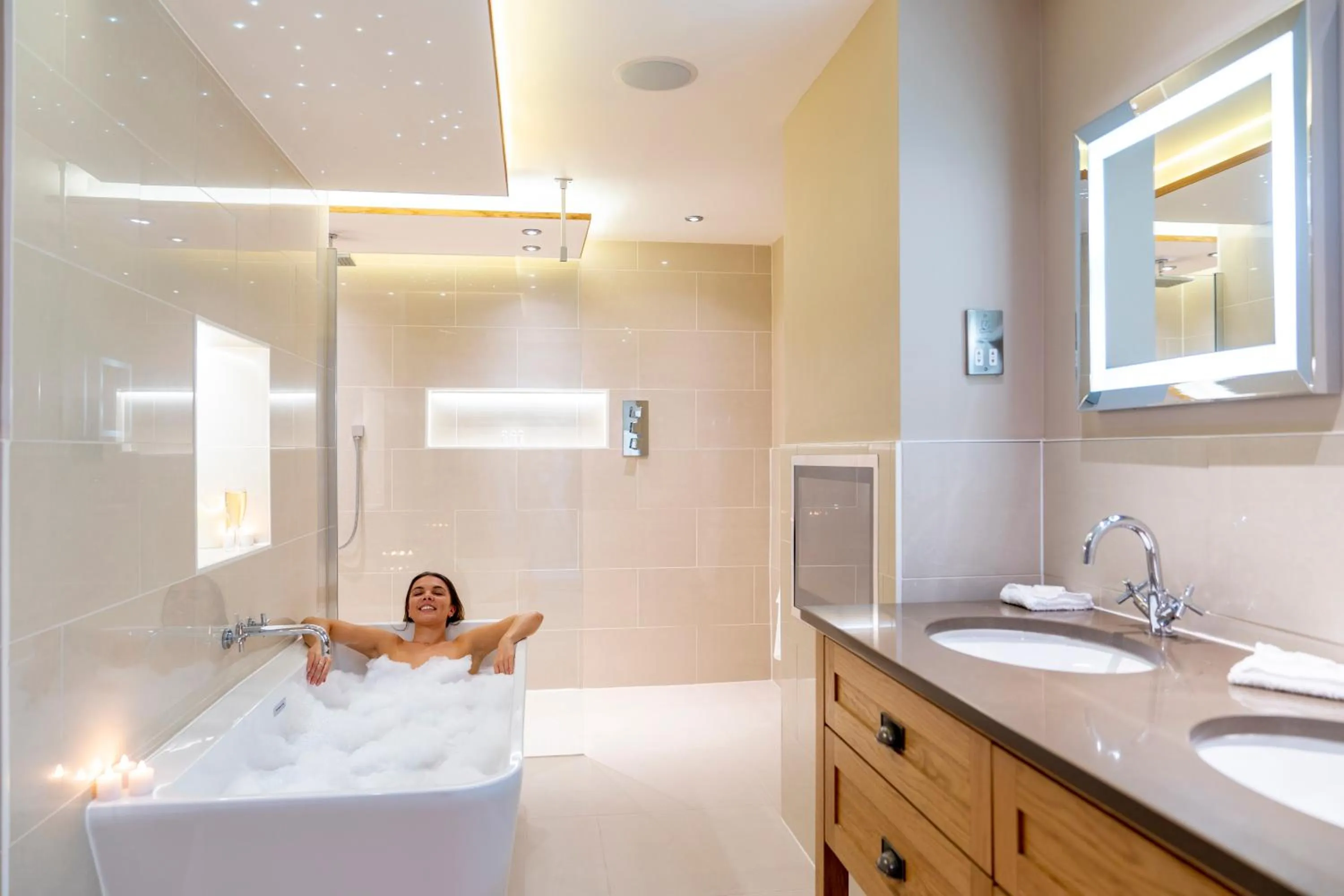 Bathroom, Bed in Carden Park Hotel, Golf Resort and Spa