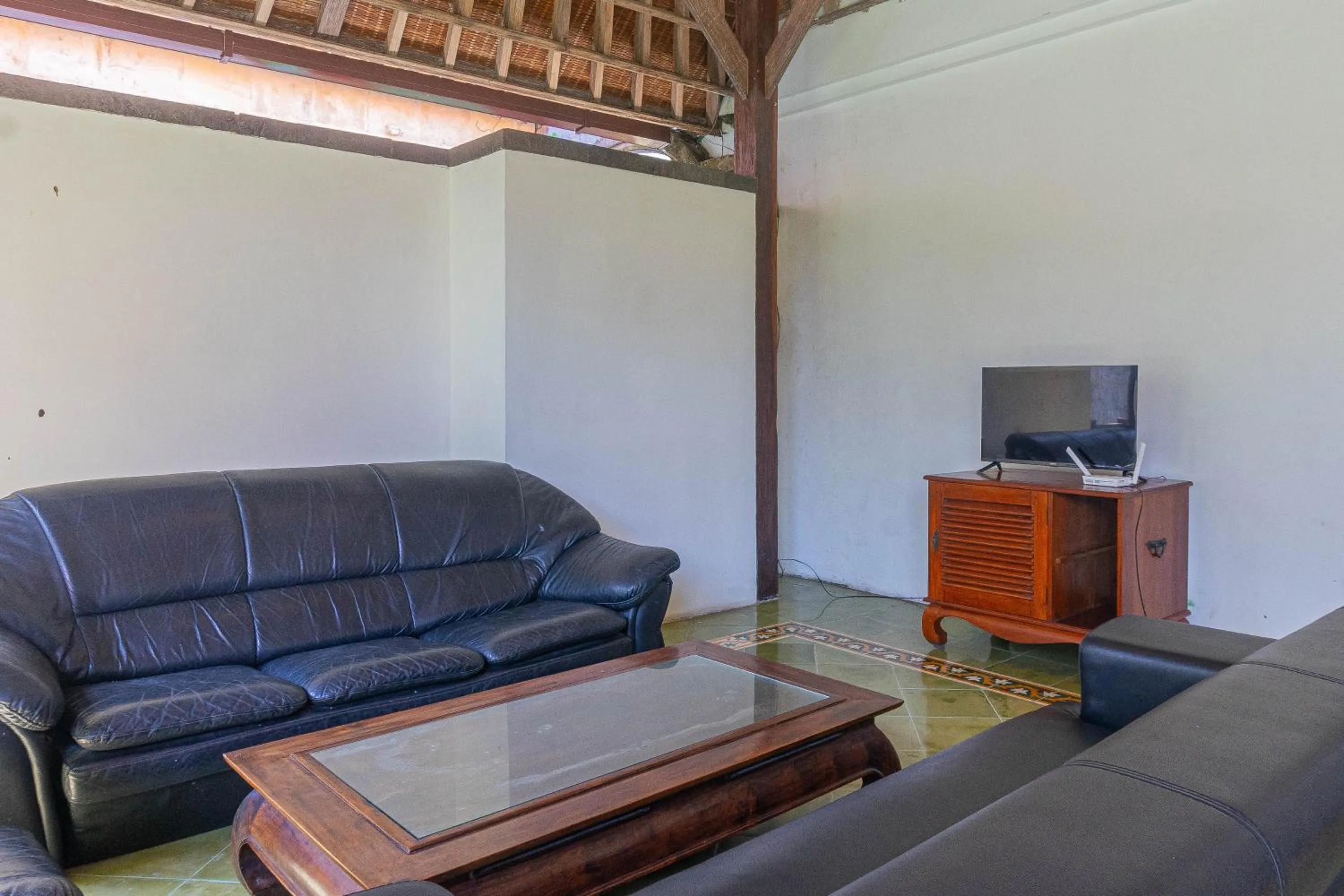 Communal lounge/ TV room in Lavender - Gumicik, Ketewel