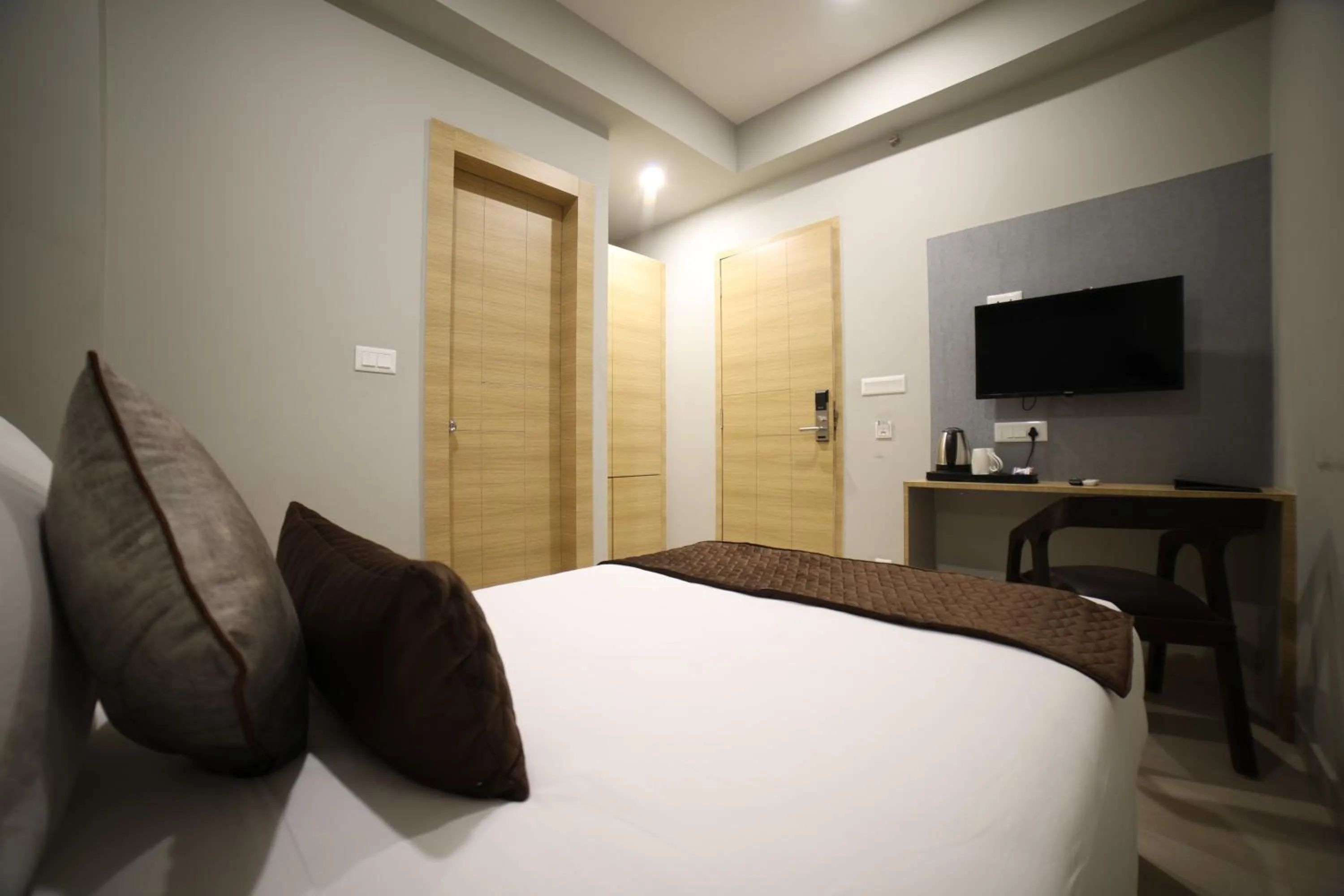 Coffee/tea facilities, Bed in NORTHIN Hotel Kolkata Airport