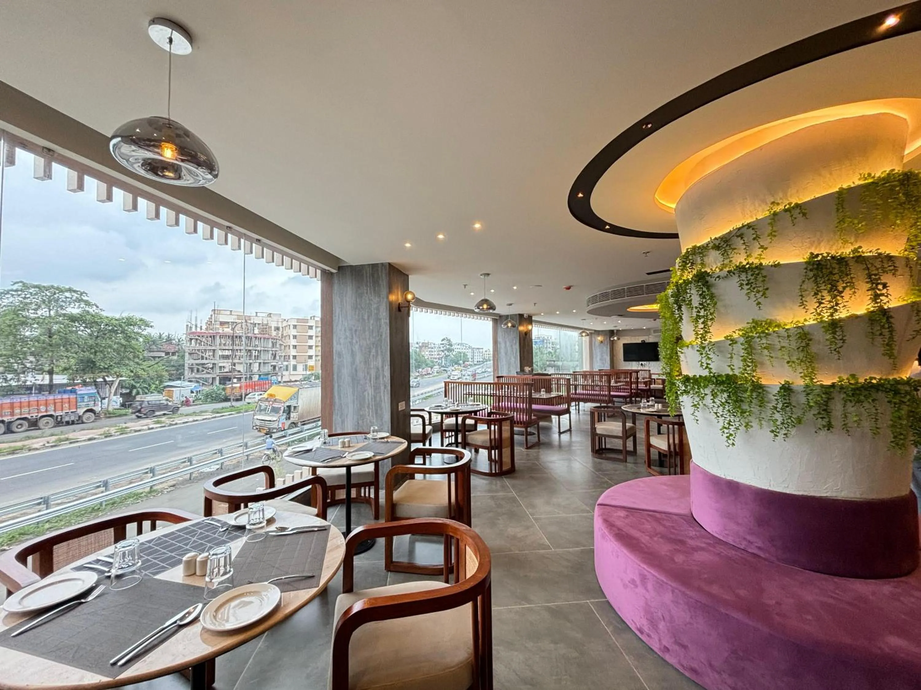 Restaurant/places to eat in NORTHIN Hotel Kolkata Airport