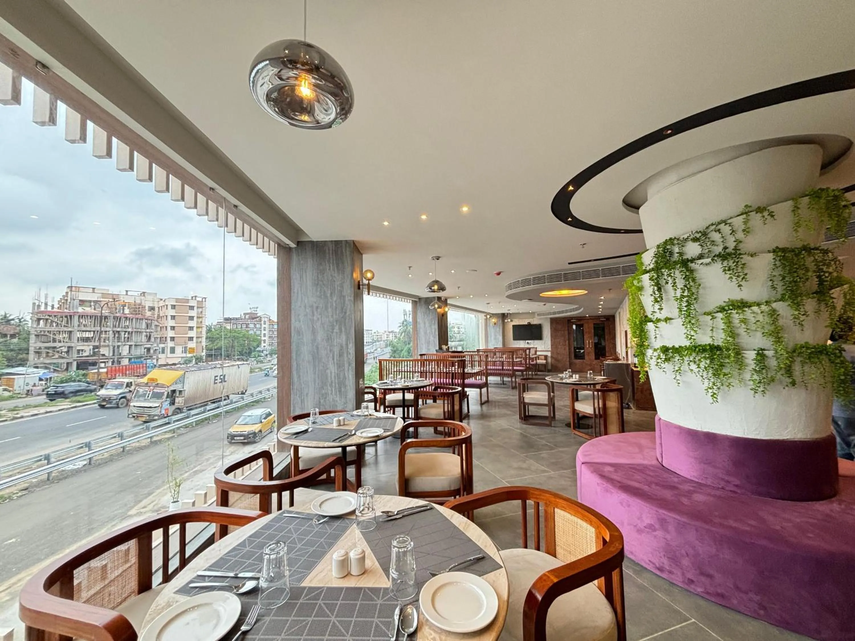 Restaurant/places to eat in NORTHIN Hotel Kolkata Airport