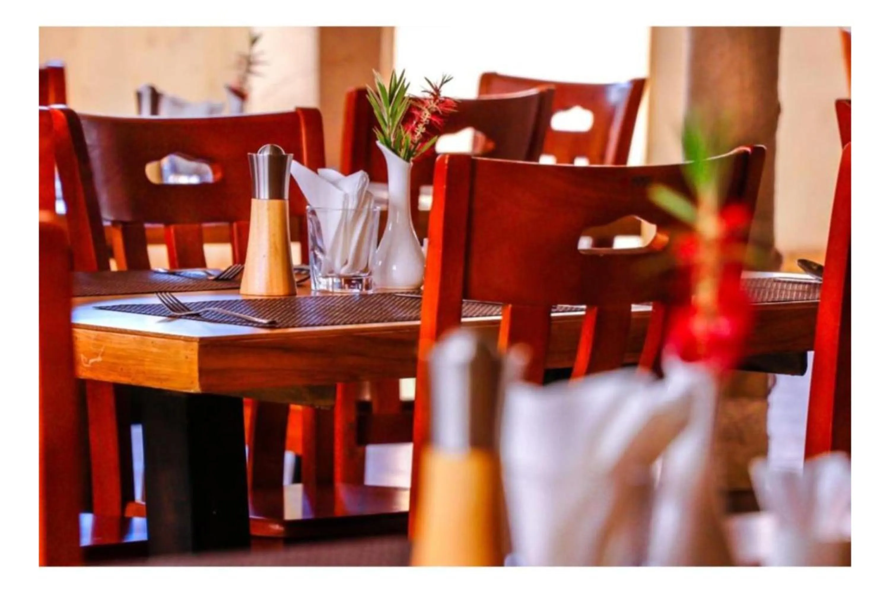 Restaurant/places to eat in Parkview Safari Hotel & Apartments