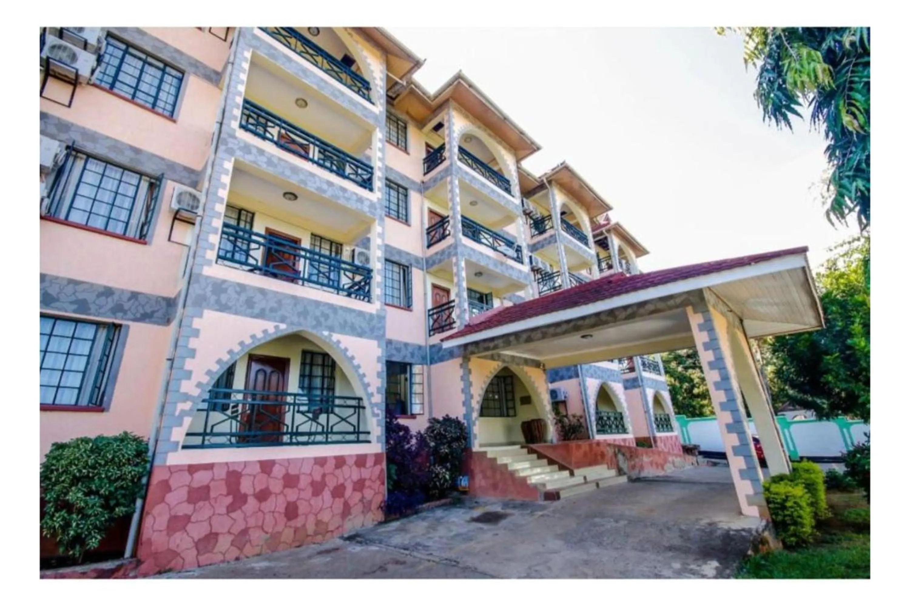 Facade/entrance in Parkview Safari Hotel & Apartments