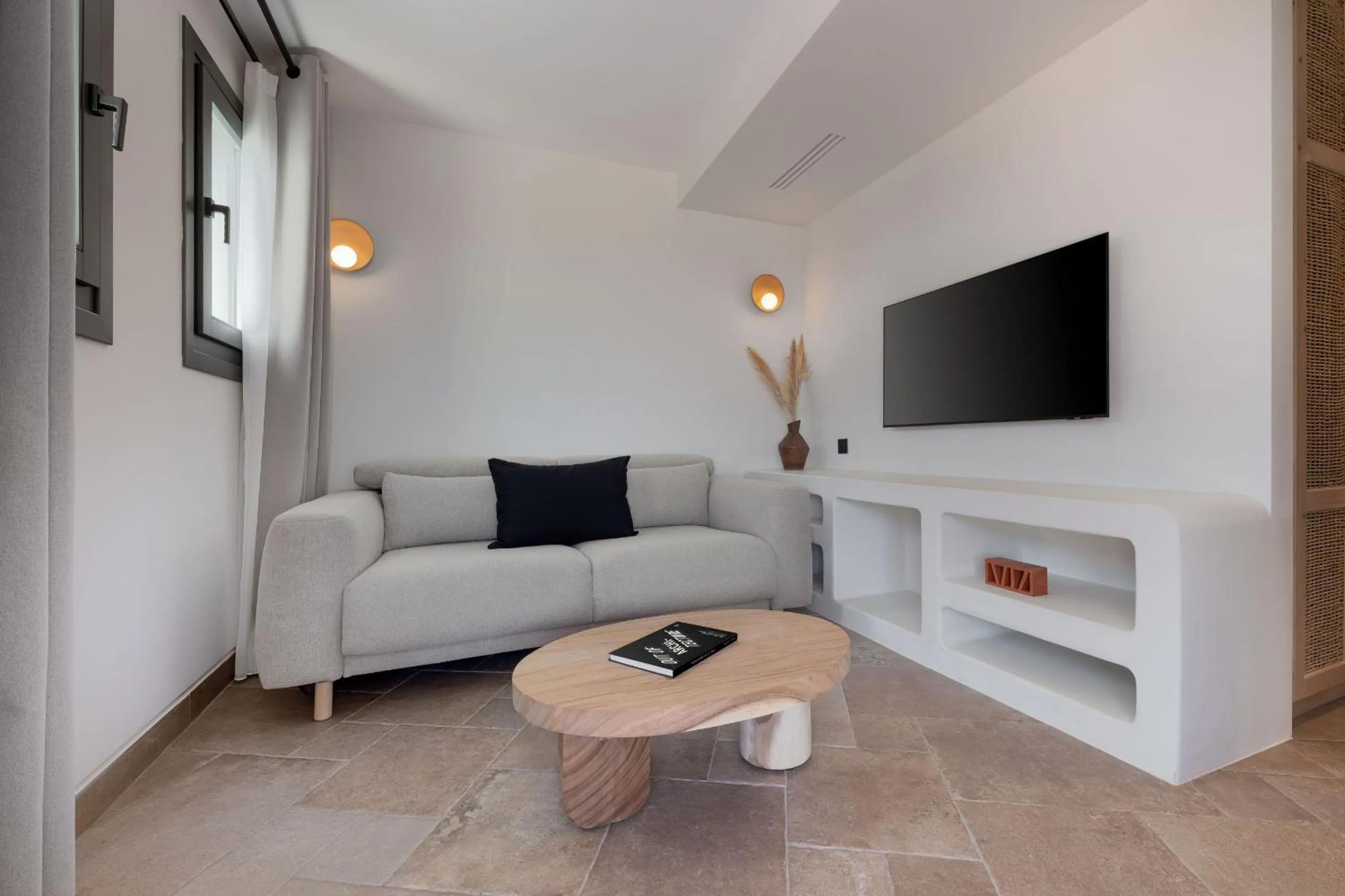 Photo of the whole room in Klοstrá