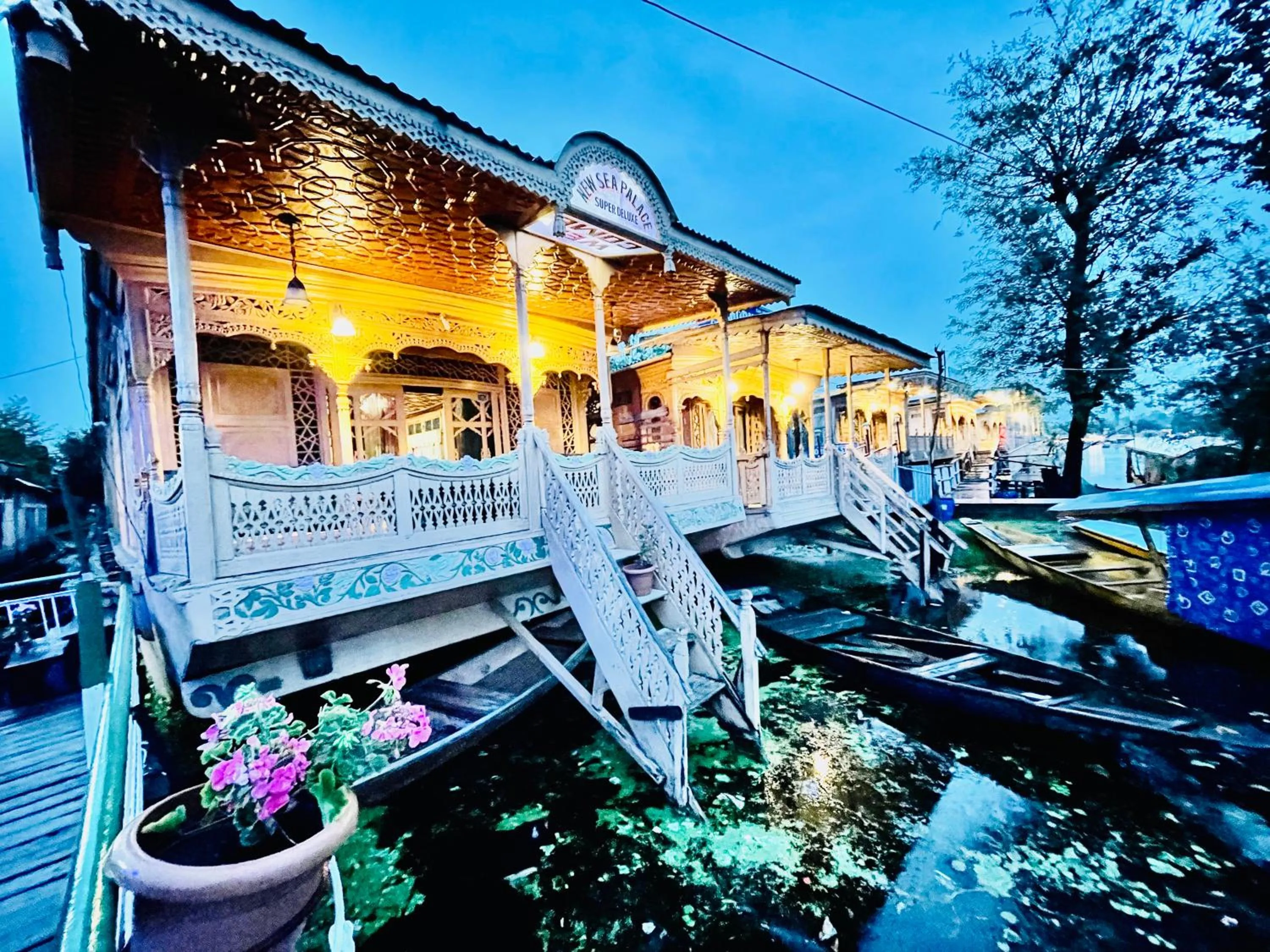 New Sea Palace Houseboats