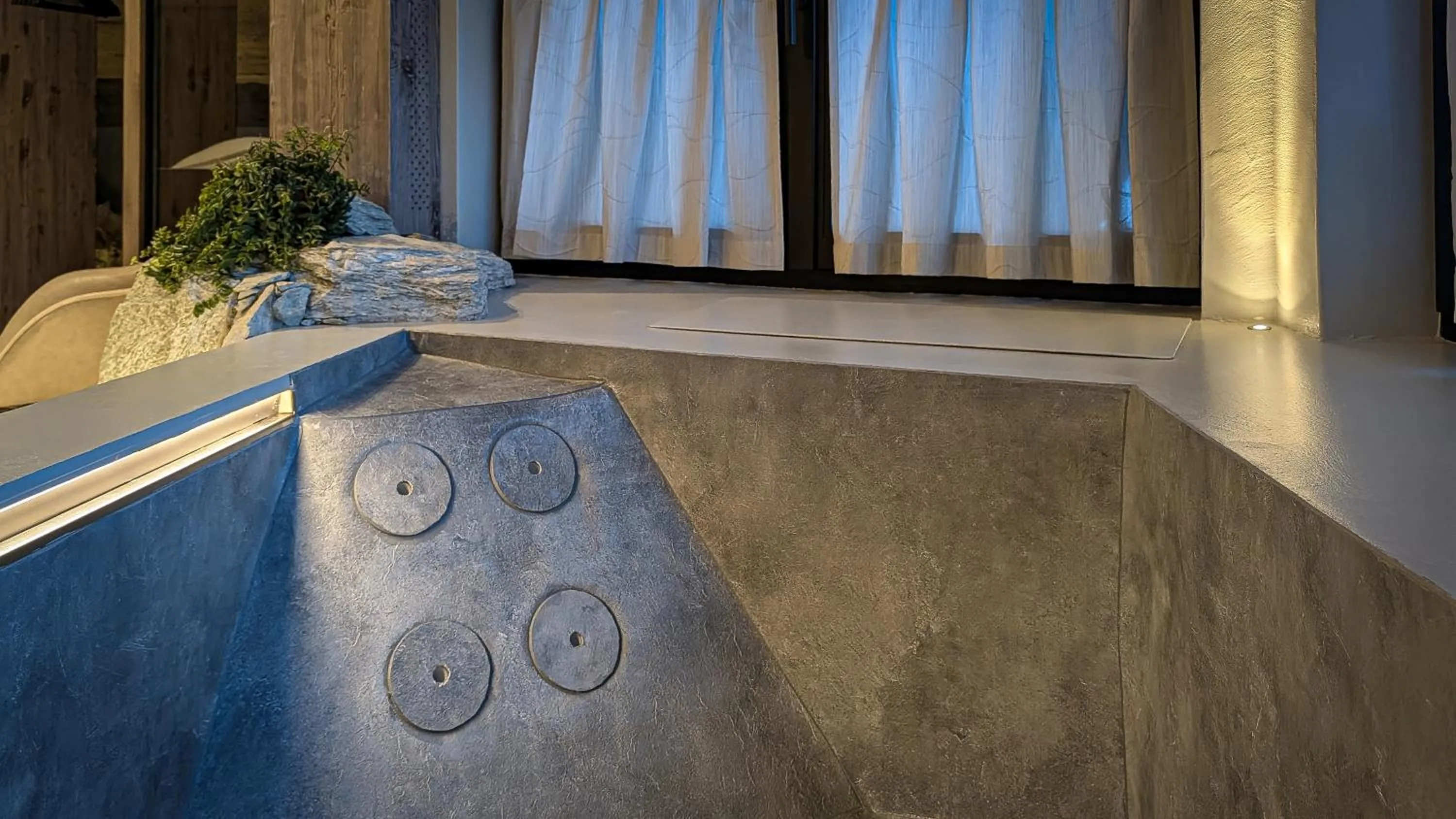 Hot Tub in Mohe Boutique Hotel