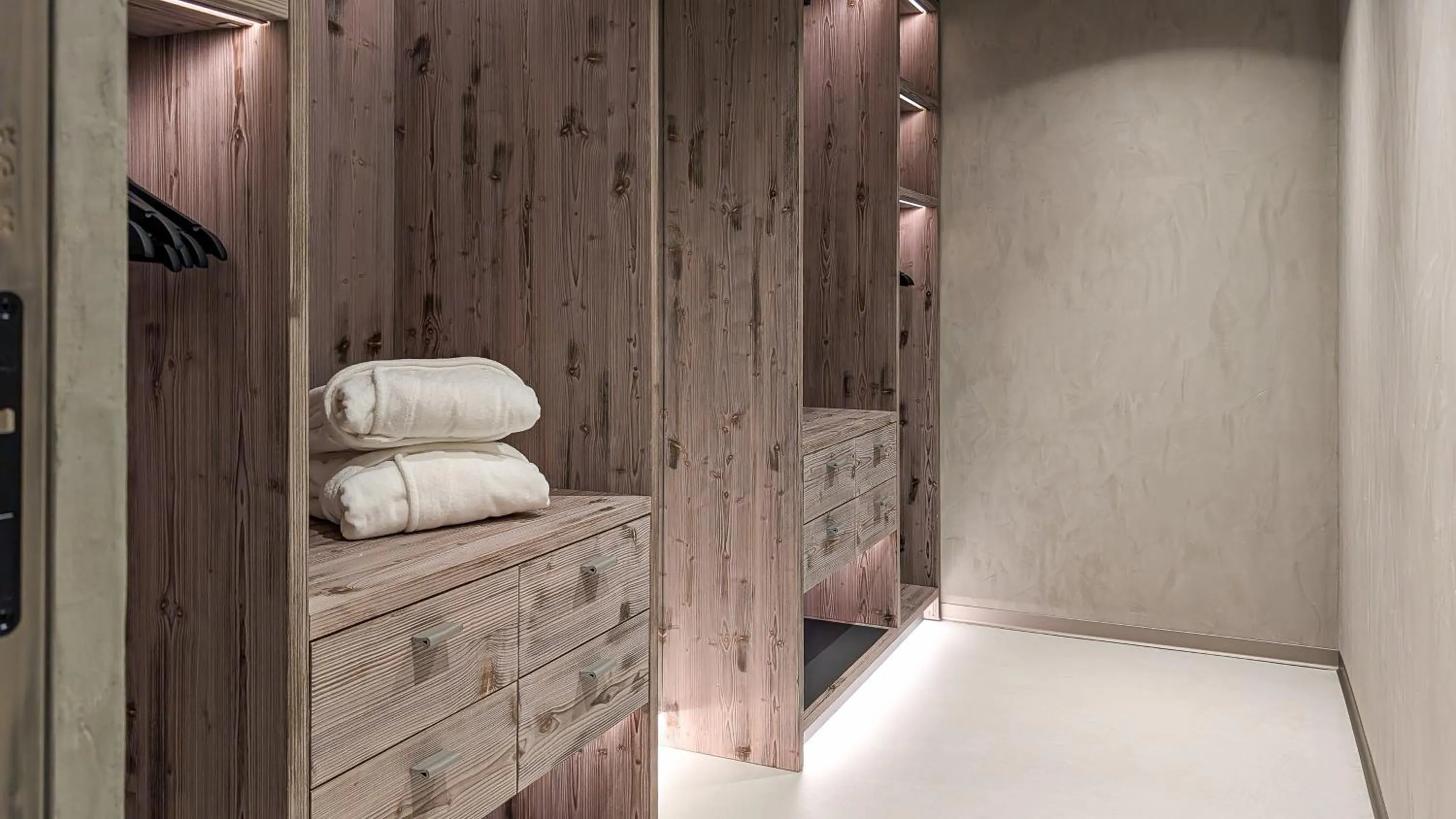 wardrobe in Mohe Boutique Hotel