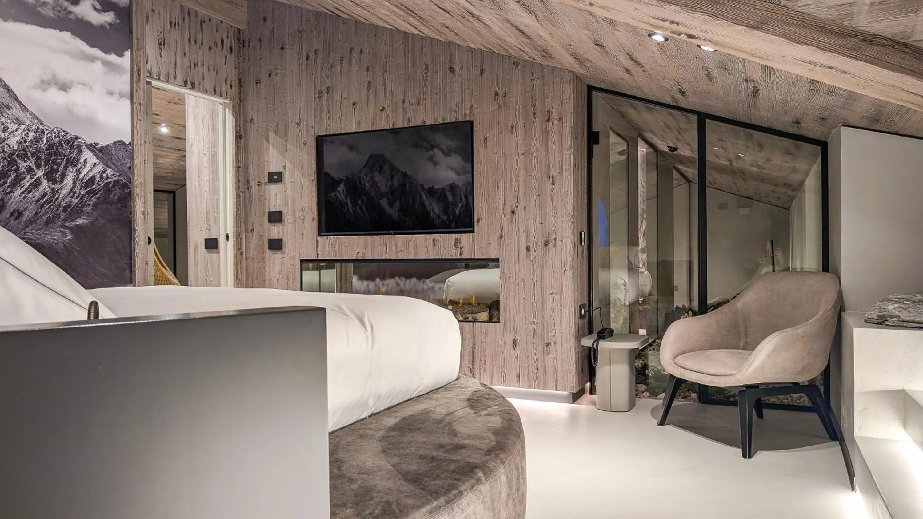 Photo of the whole room, Bed in Mohe Boutique Hotel