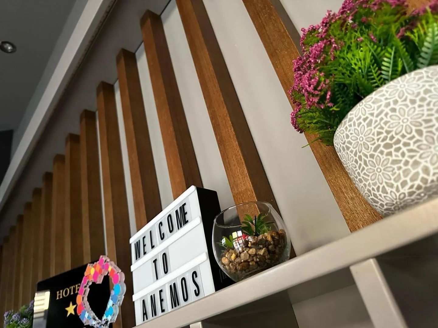 Decorative detail in Anemos