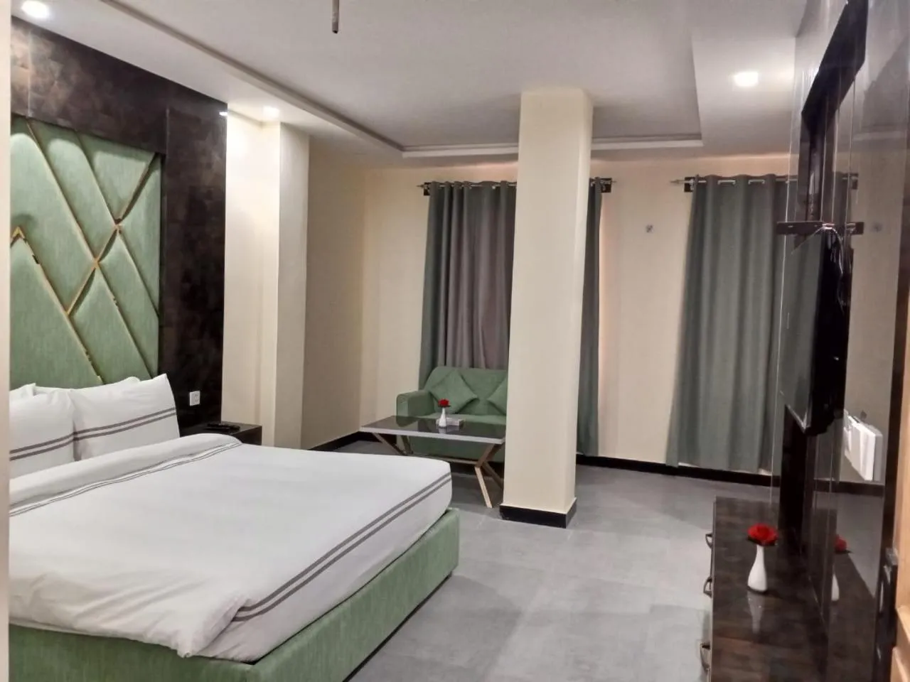 Bed in Legend Hotel Kalam