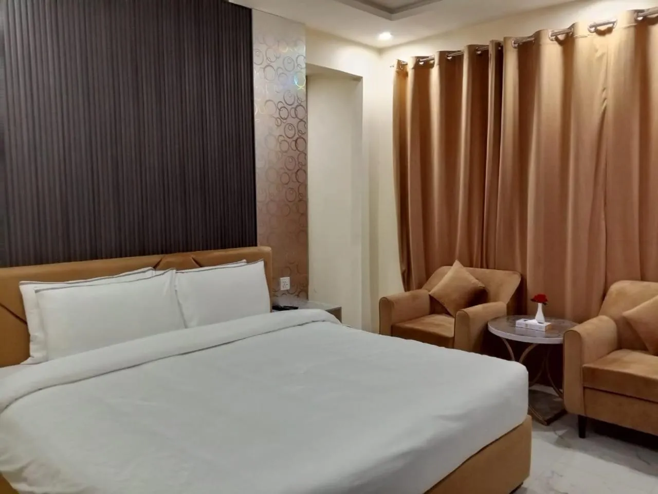 Bed in Legend Hotel Kalam