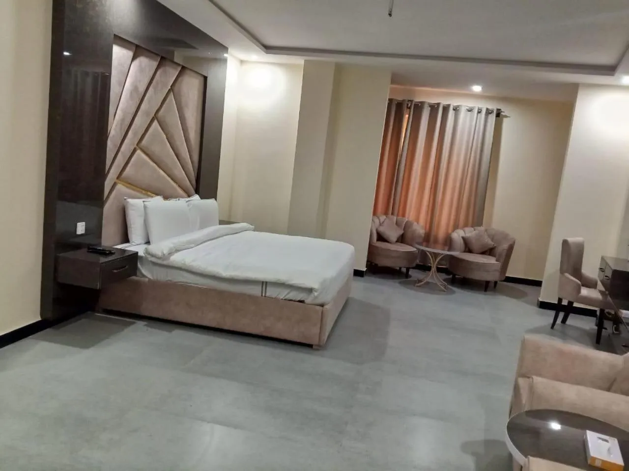 Bed in Legend Hotel Kalam