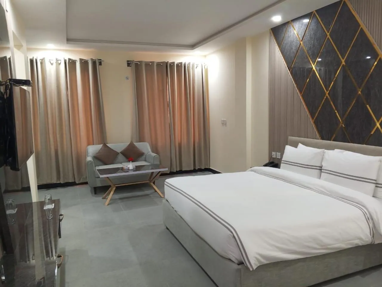 Bed in Legend Hotel Kalam