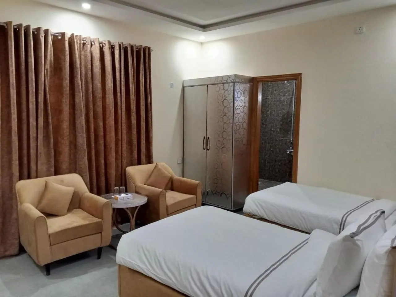 Bed in Legend Hotel Kalam