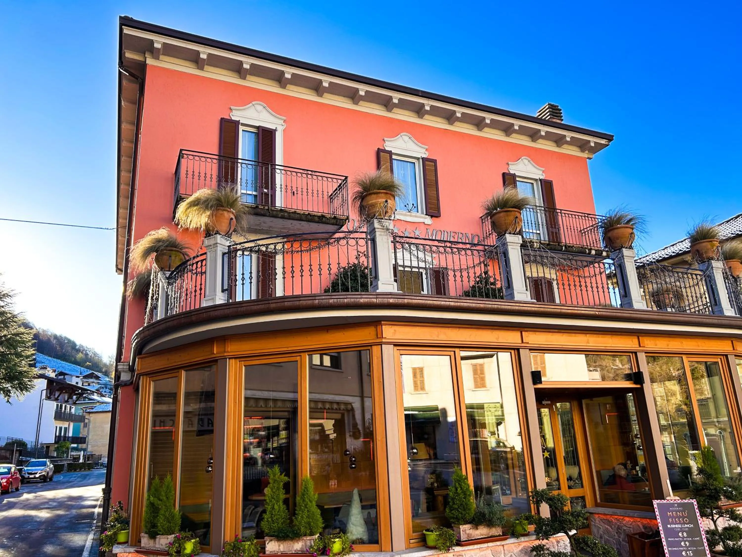Street view in Hotel Moderno Restaurant