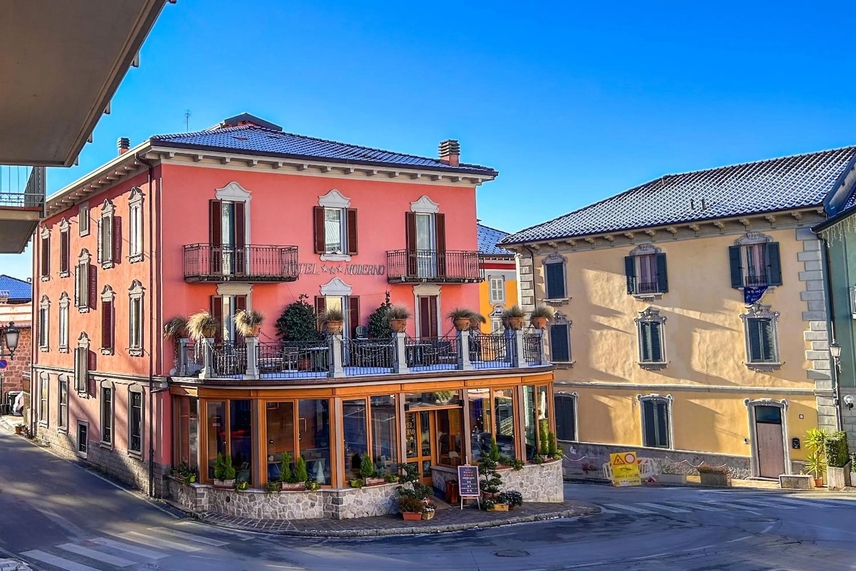 Street view in Hotel Moderno Restaurant