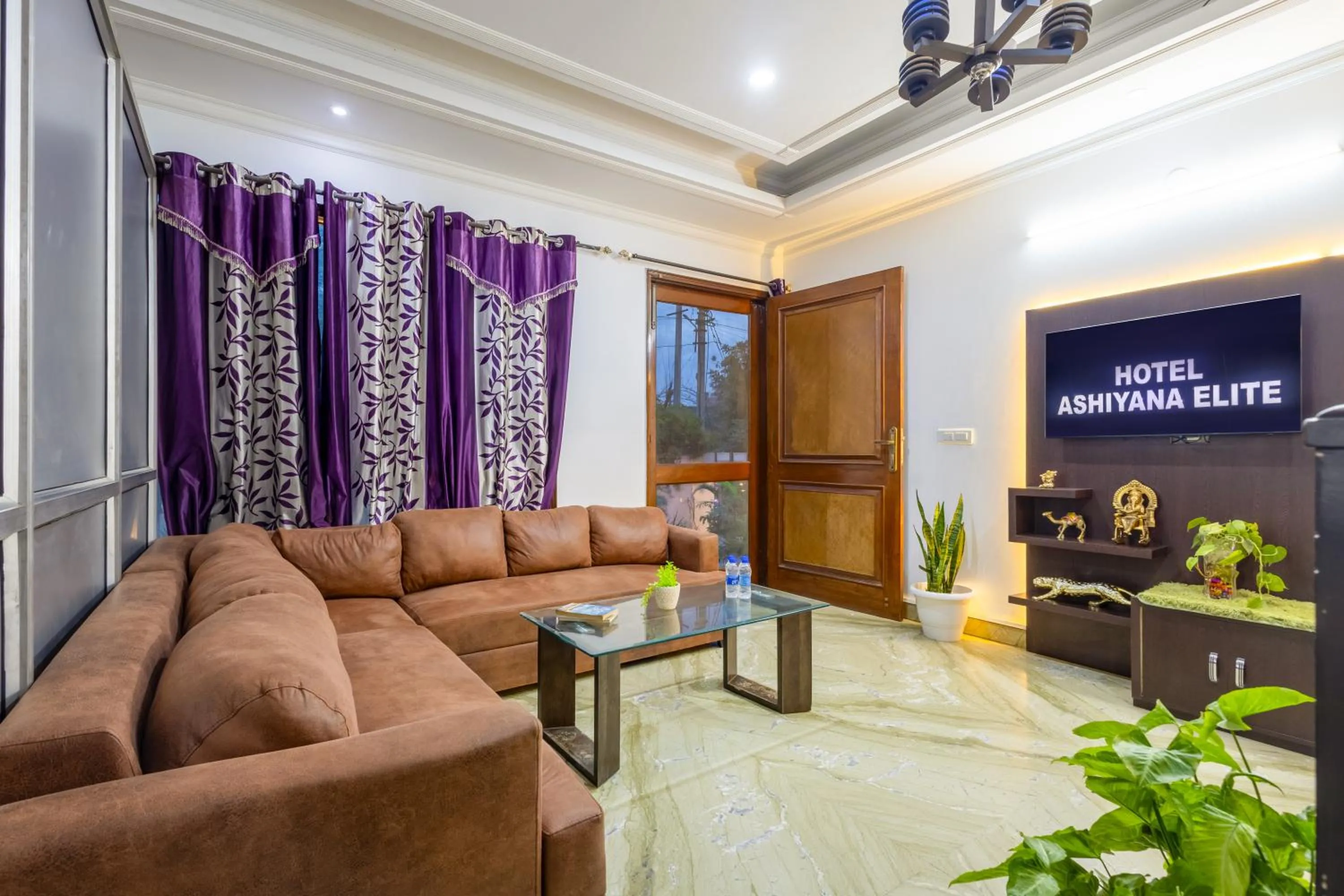 Lobby or reception in Hotel Ashiyana Elite I Near Dlf Golf Course Road I Gurgaon