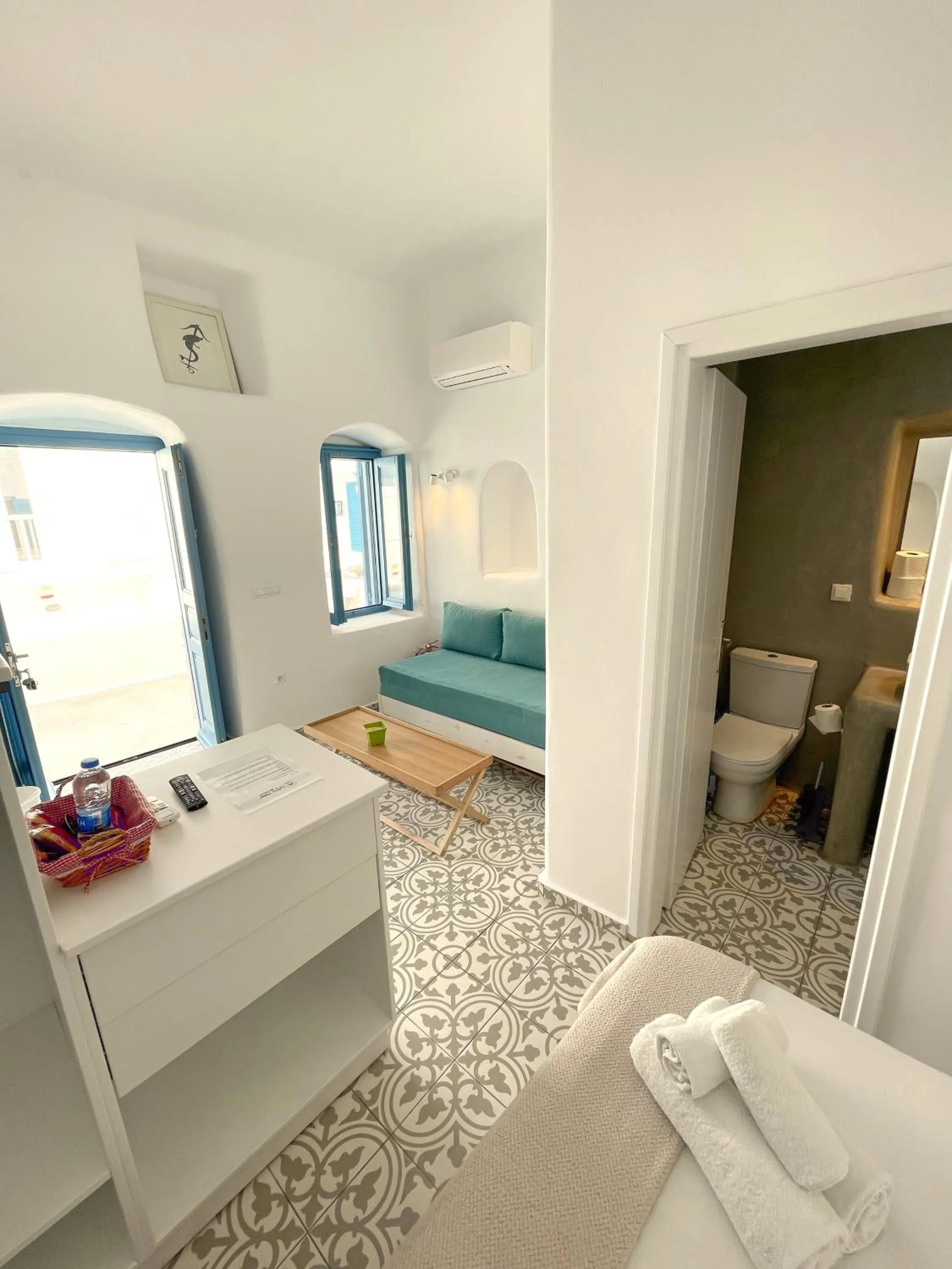 Photo of the whole room, Bed in Lefteris