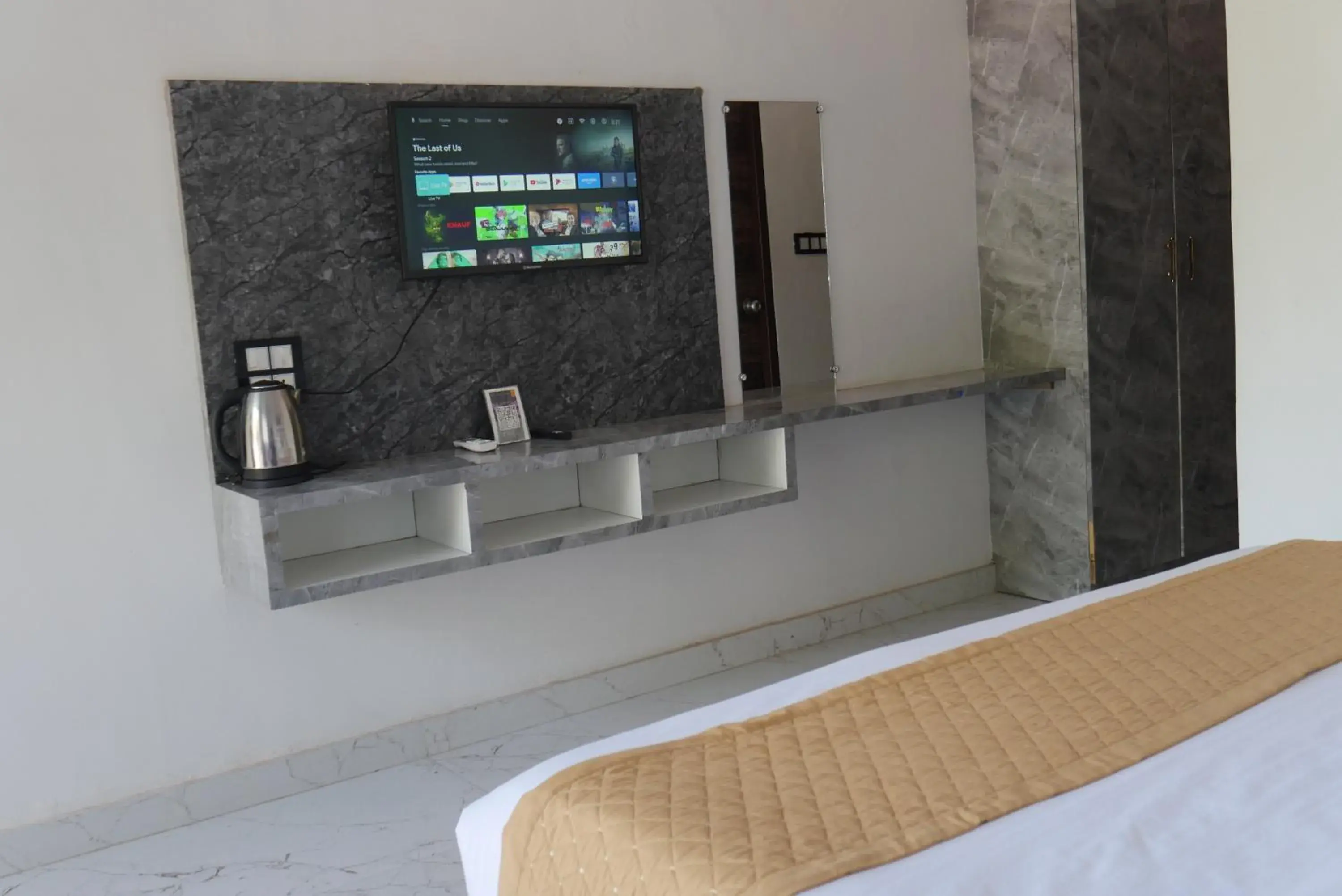 TV and multimedia, Bed in Cloud Forest TV and multimedia, Bed in Cloud Forest