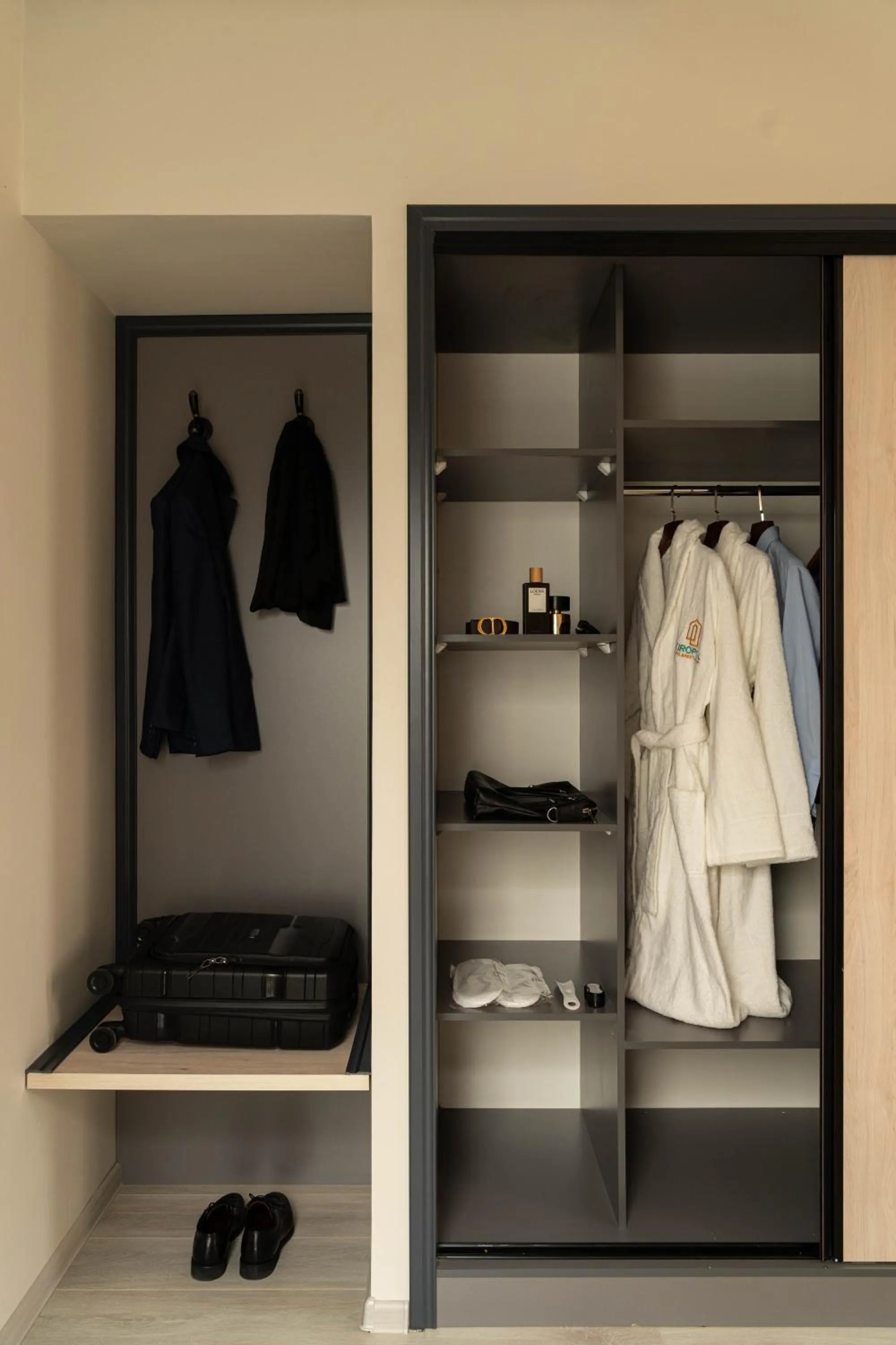 wardrobe in Kiropol Hotel & Restaurant