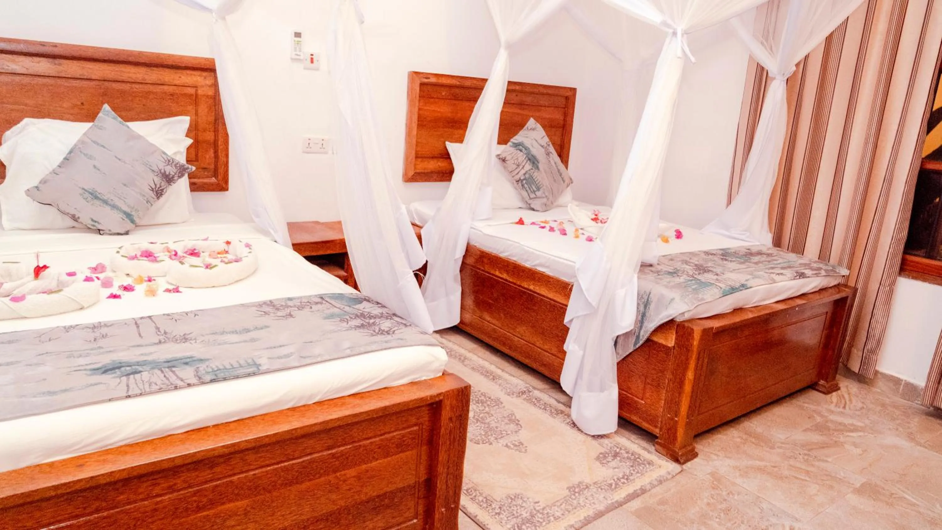 Property building, Bed in Zanzibar Bahari Villas