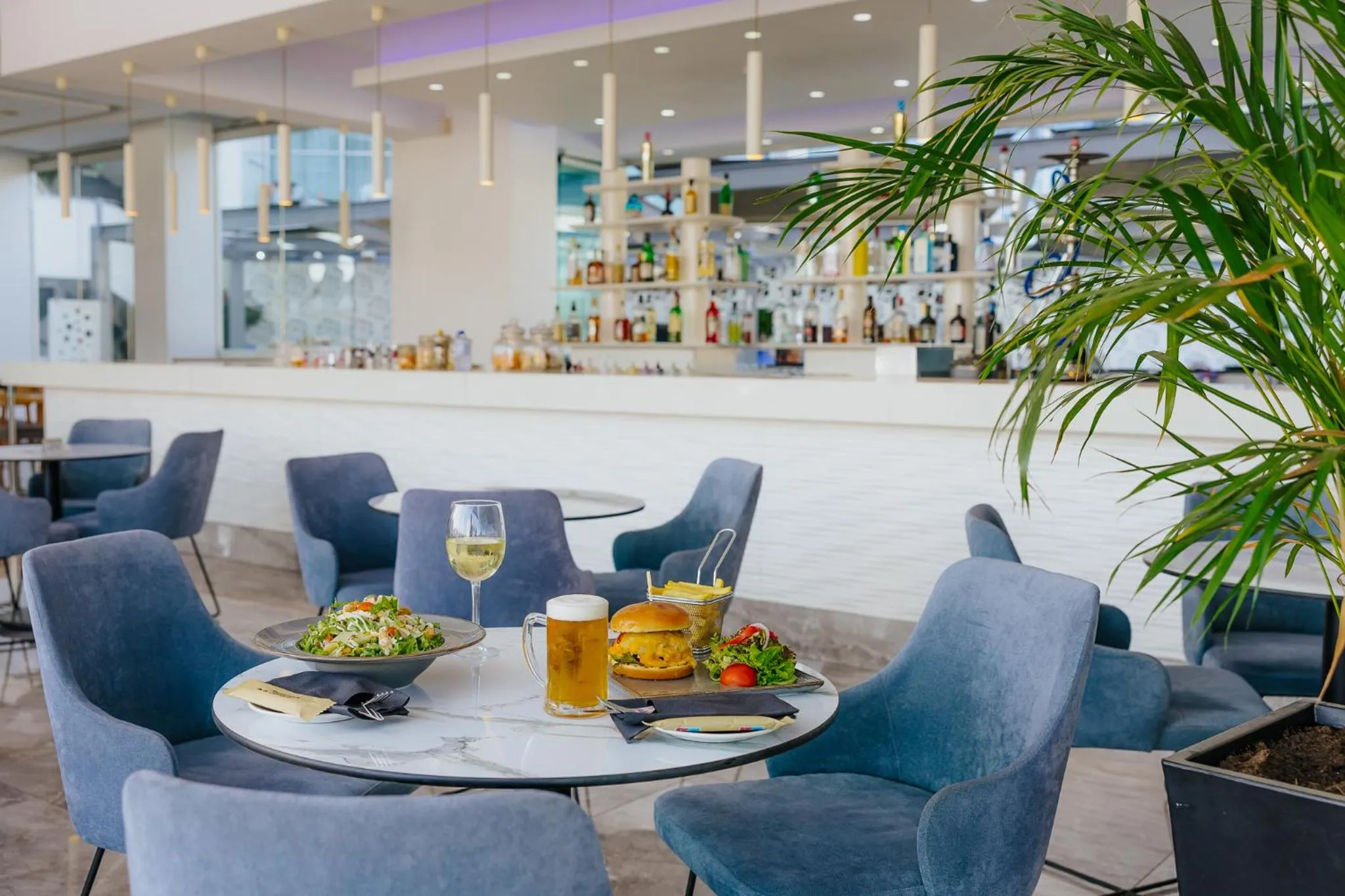 Lounge or bar in River Rock Hotel