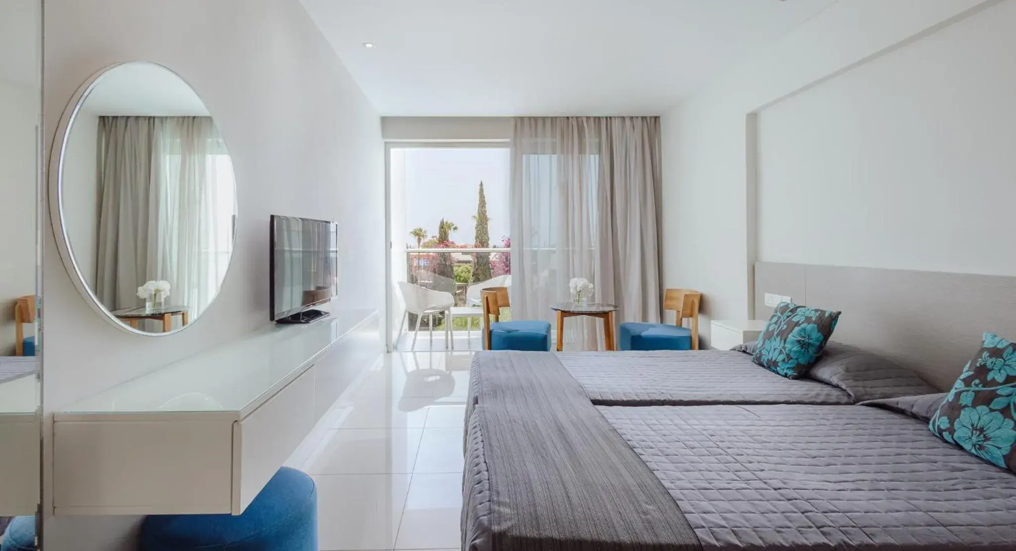 Photo of the whole room, Bed in River Rock Hotel Photo of the whole room, Bed in River Rock Hotel