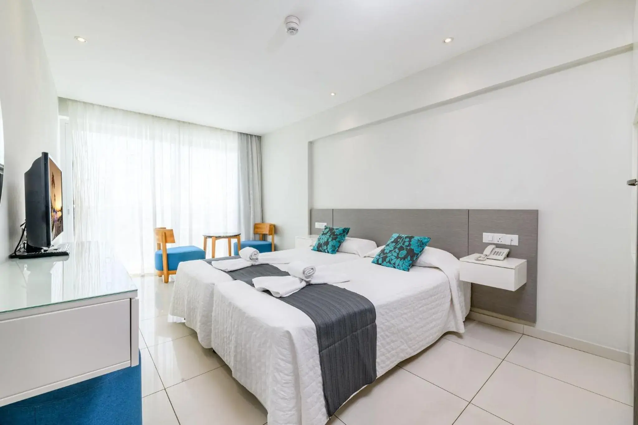 Photo of the whole room, Bed in River Rock Hotel Photo of the whole room, Bed in River Rock Hotel