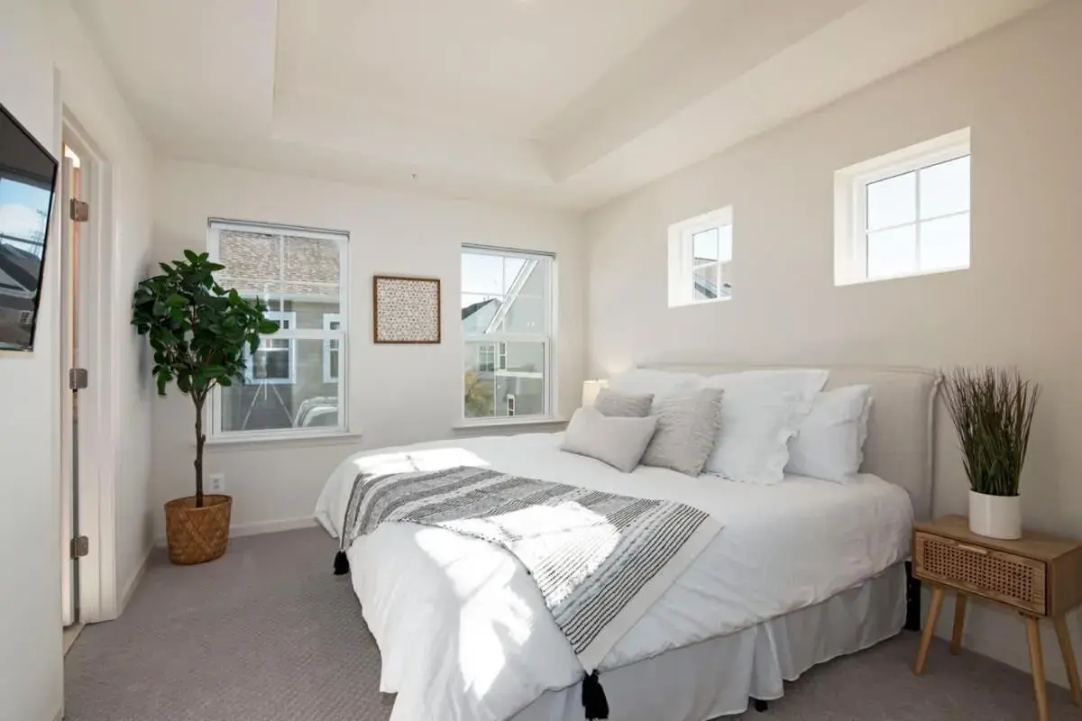 New Intown Waterfront Townhome wPool & Location New Intown Waterfront Townhome wPool & Location