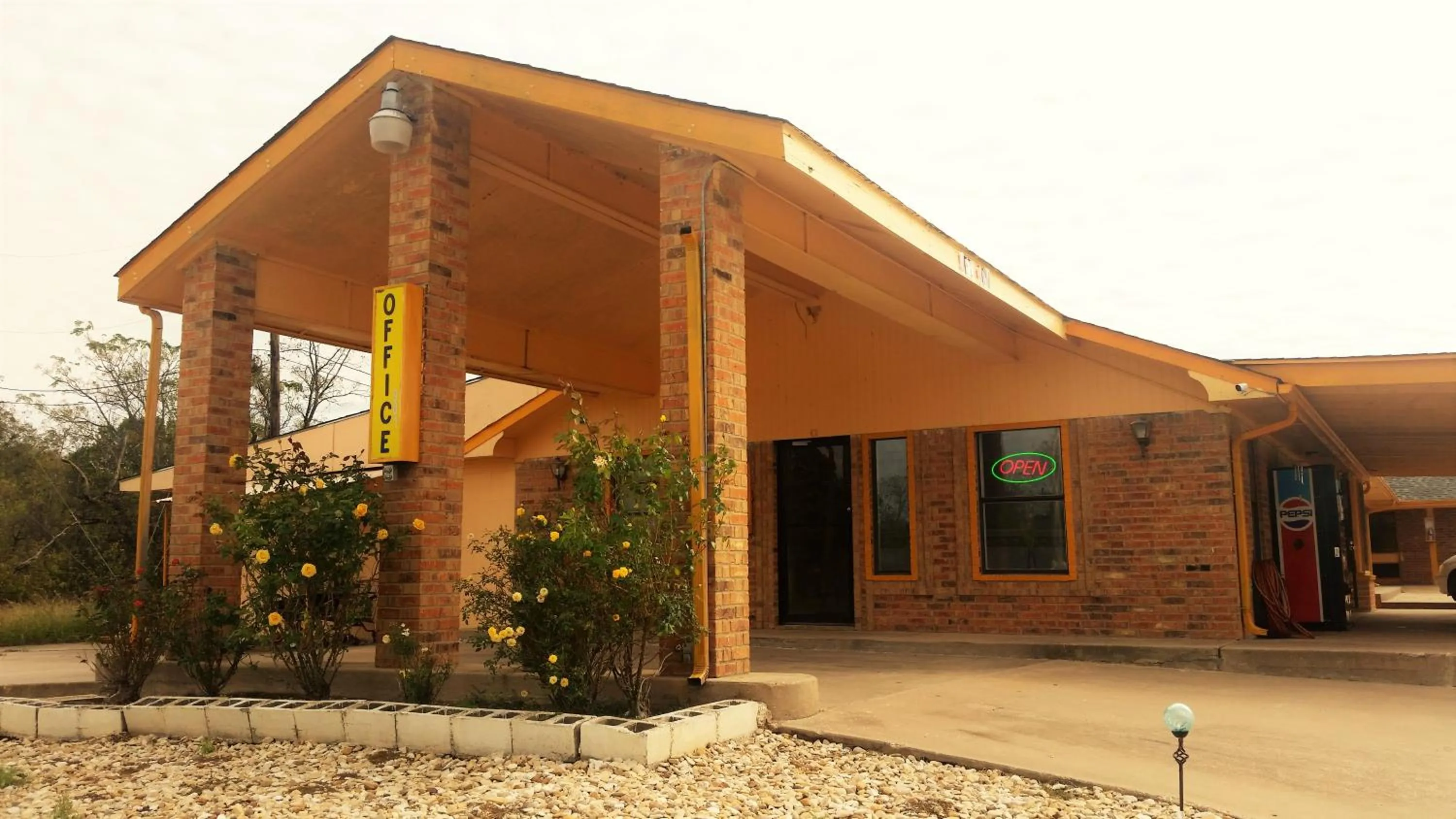 Facade/entrance in WestWorld Country Inn