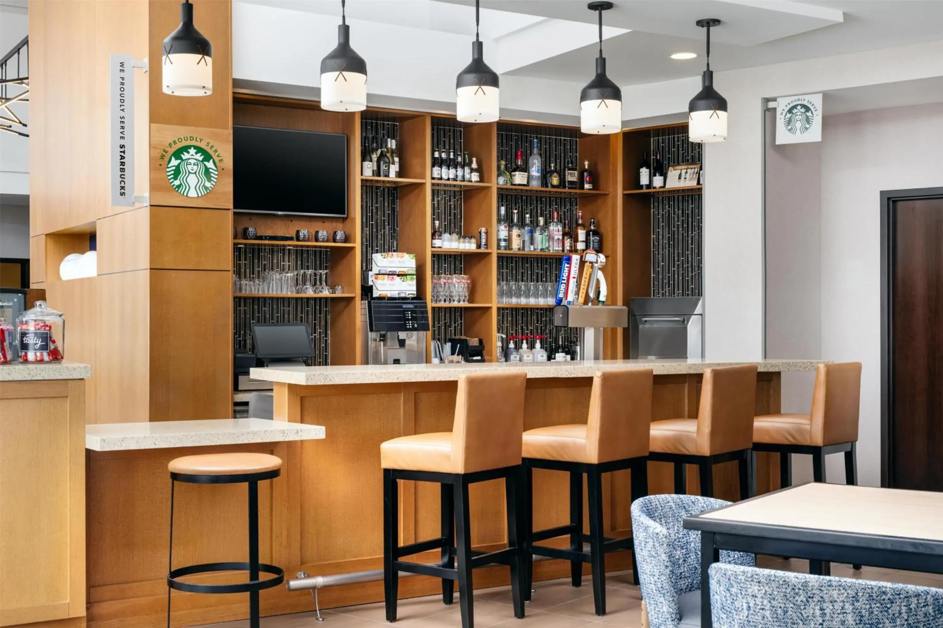 Lounge or bar in Hyatt Place Canton Lounge or bar in Hyatt Place Canton