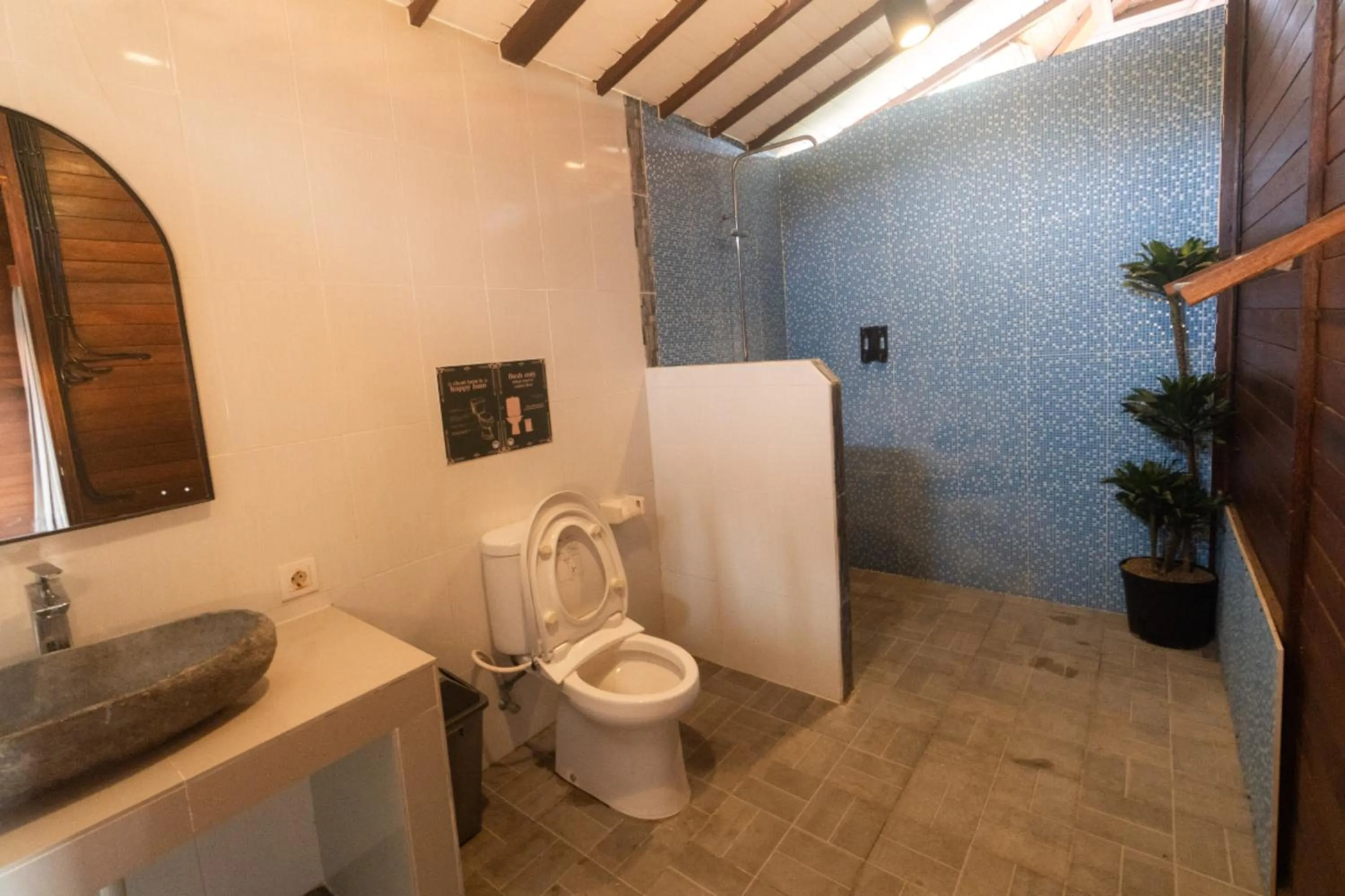 Bathroom in Mad Monkey Nusa Lembongan