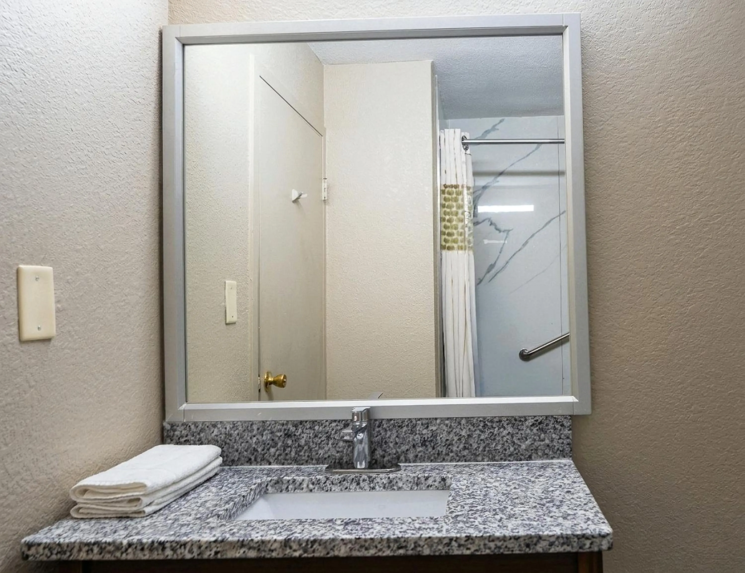 King Room with Tub - Disability Access/Non Smoking in Rodeway Inn Monroe