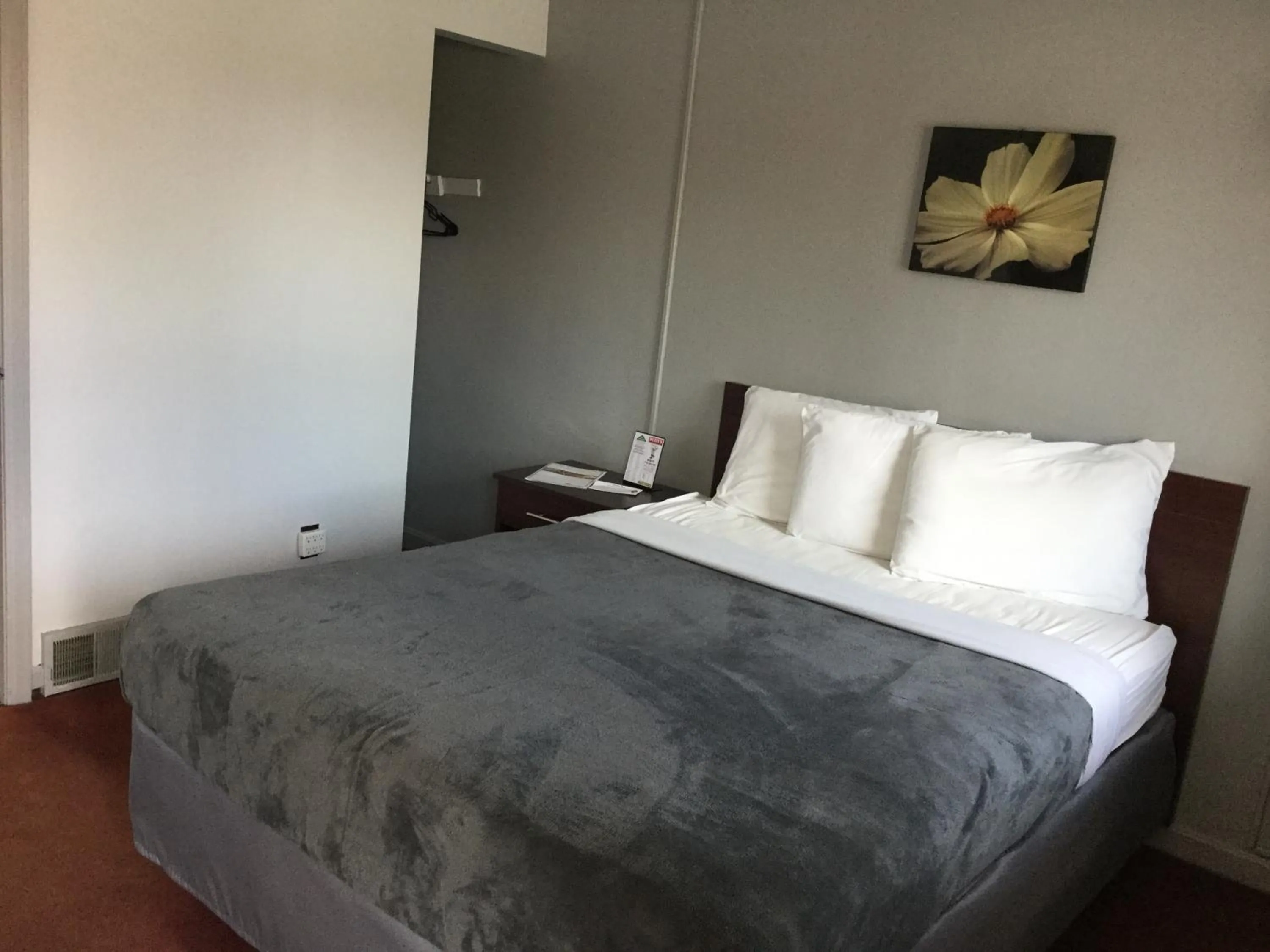 Swimming pool, Bed in Swiss Cottage Inn