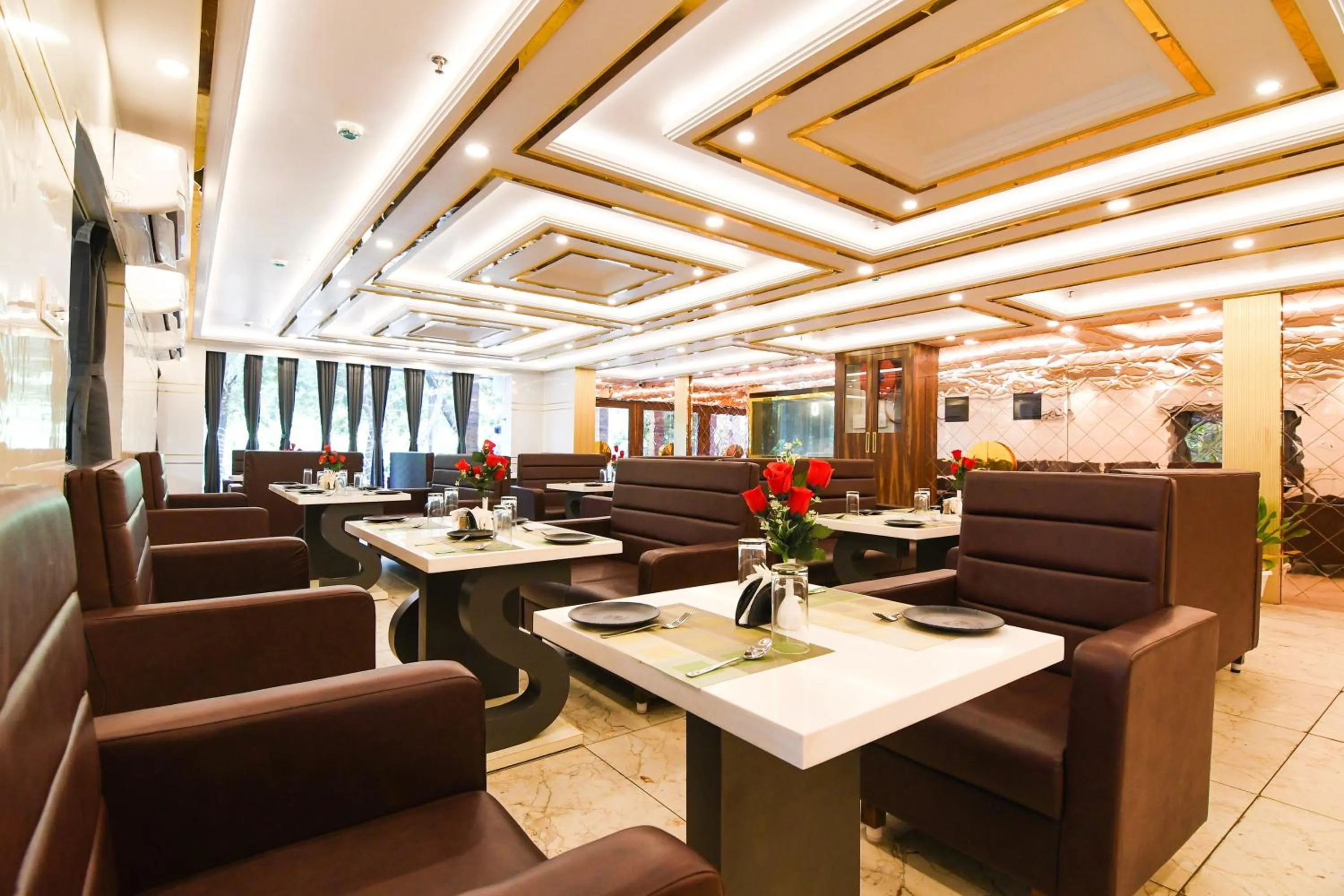 Dining area in Super Townhouse Oak Sayhallo Sincity