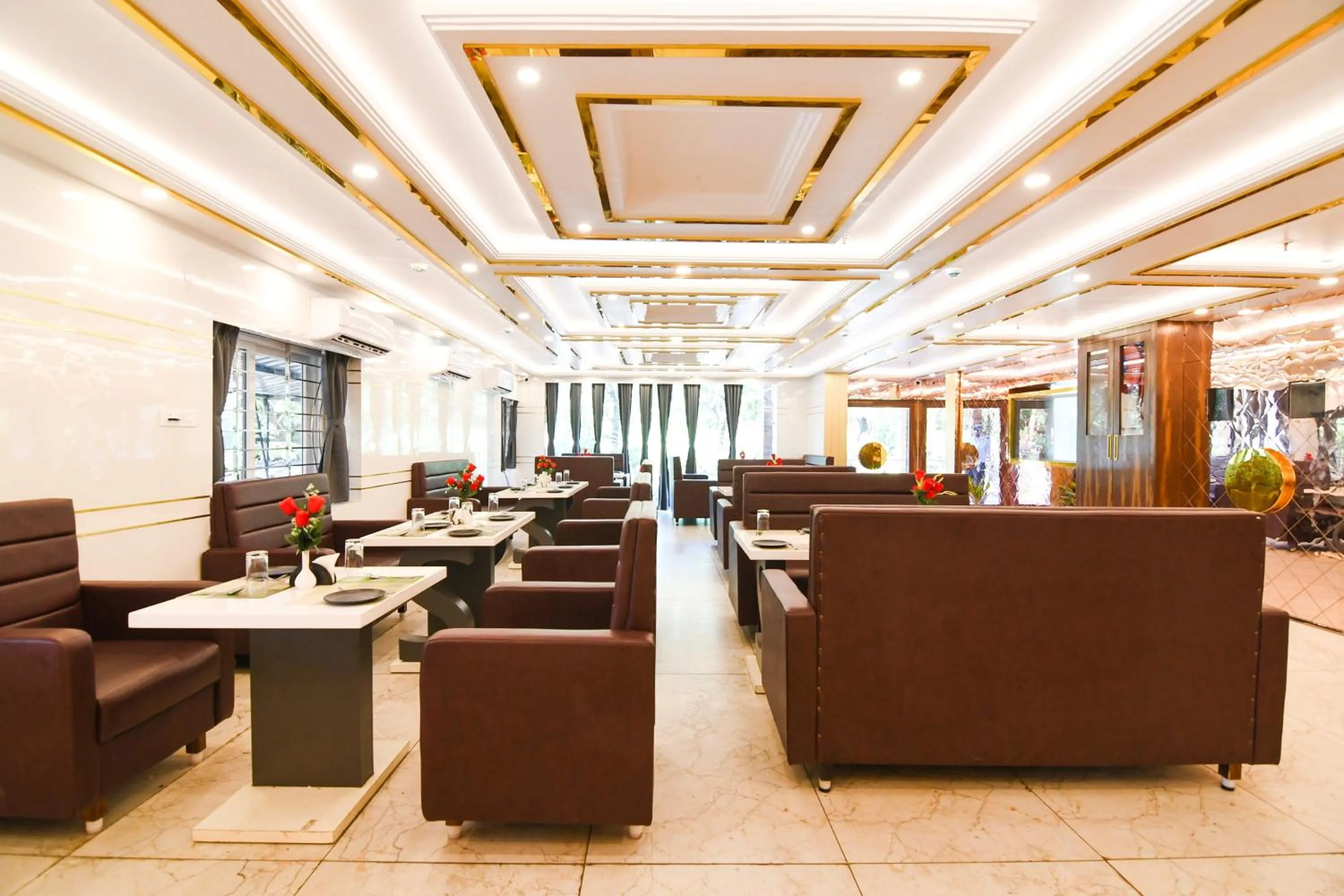 Dining area in Super Townhouse Oak Sayhallo Sincity