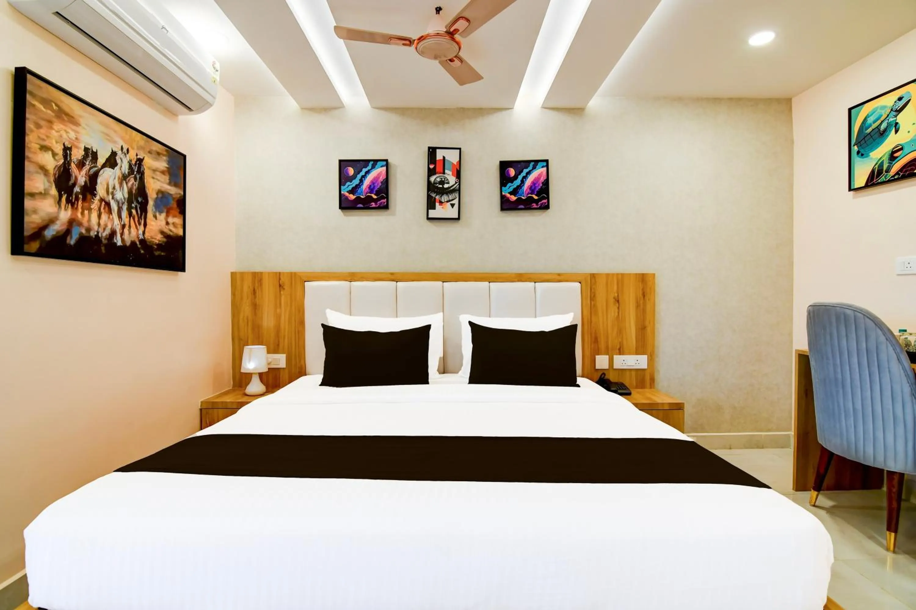 Bedroom, Bed in Super Townhouse Oak Sayhallo Sincity