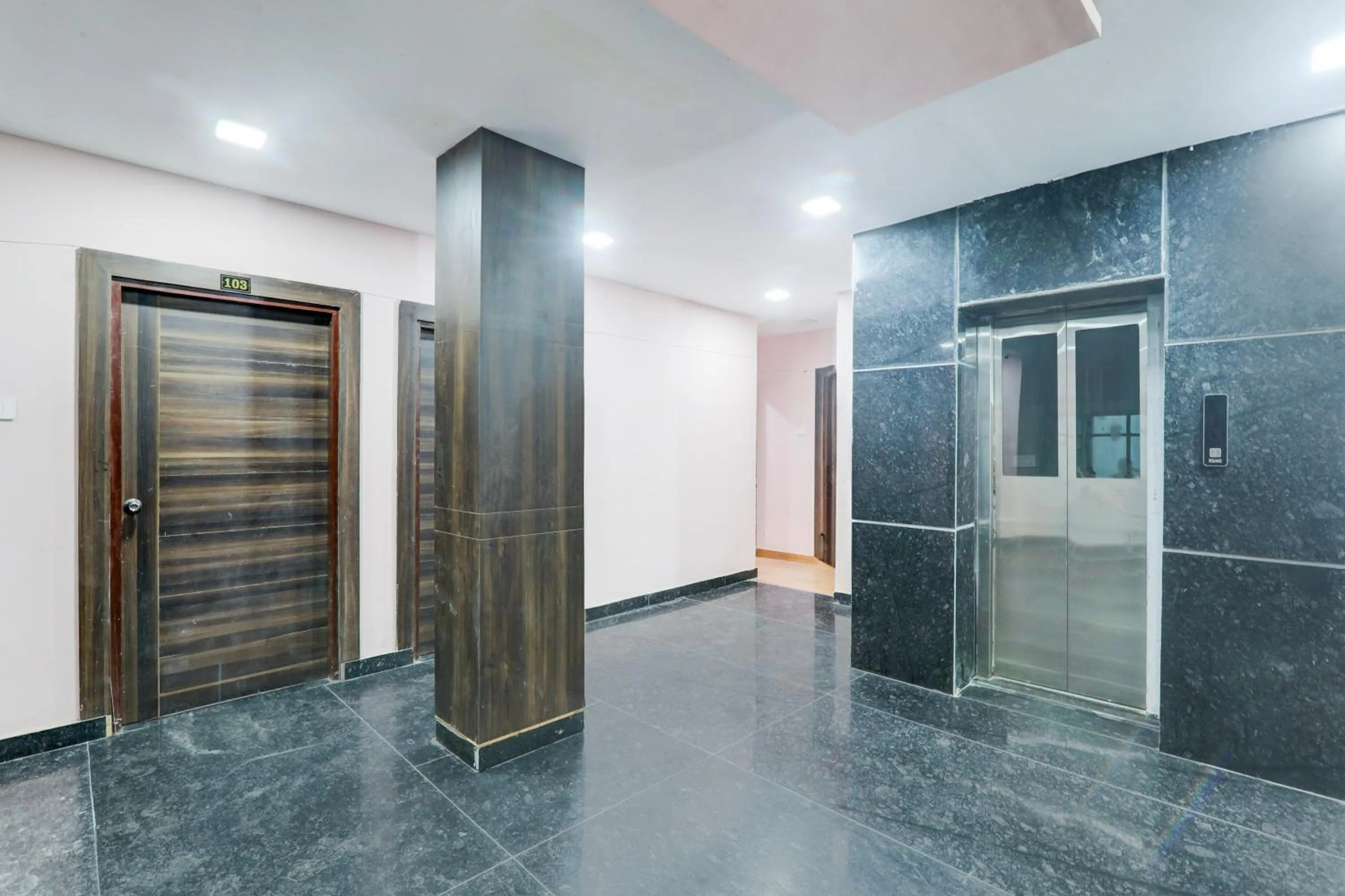 Lobby or reception in Super Hotel O BBD Lucknow Formerly 7th Heaven